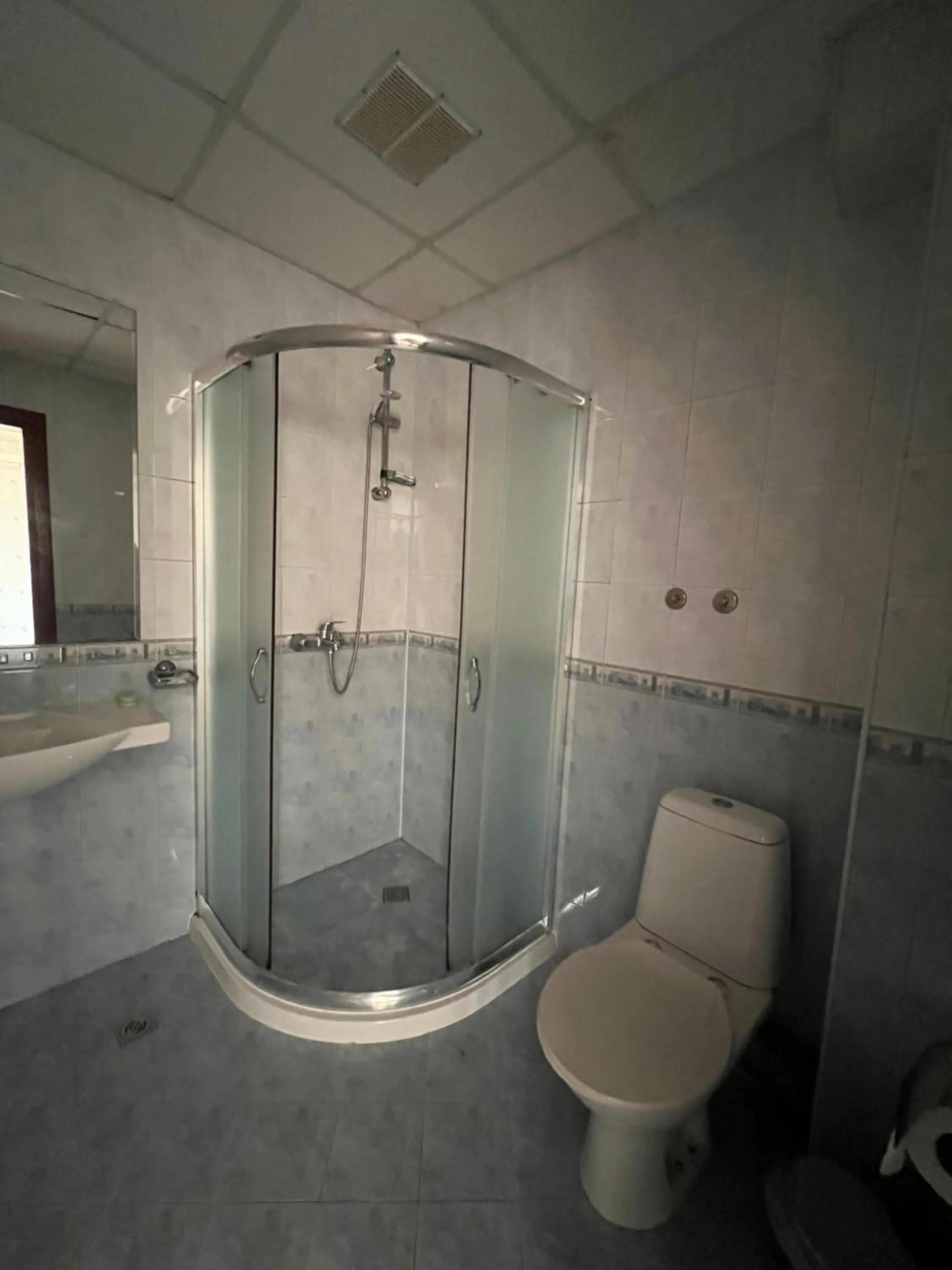 Shower in HOTEL BOLYARI