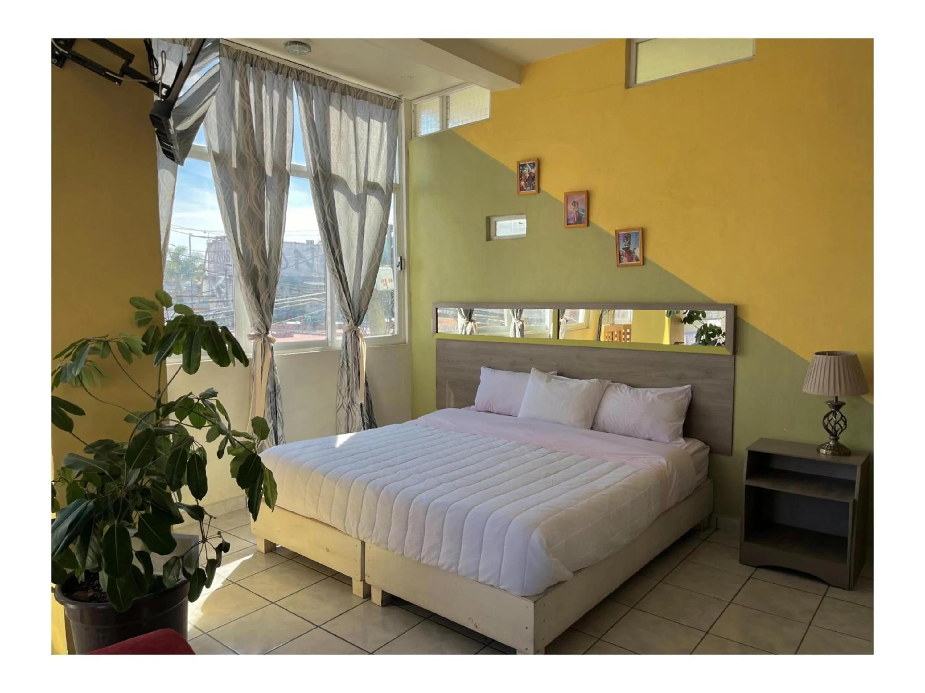 Bedroom, Bed in OYO Hotel Museo Carnaval