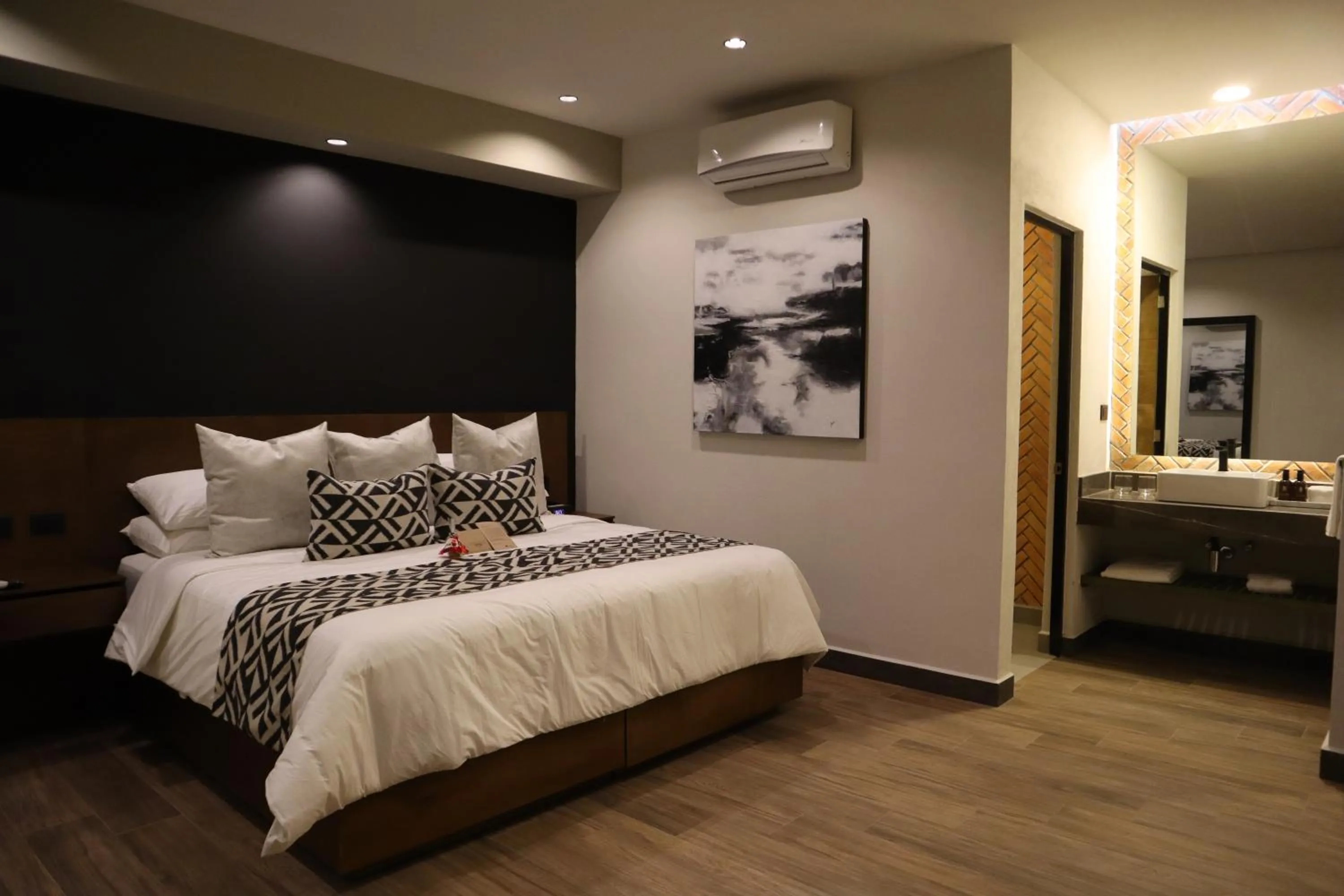 Photo of the whole room, Bed in Esplendor by Wyndham San Luis Potosi