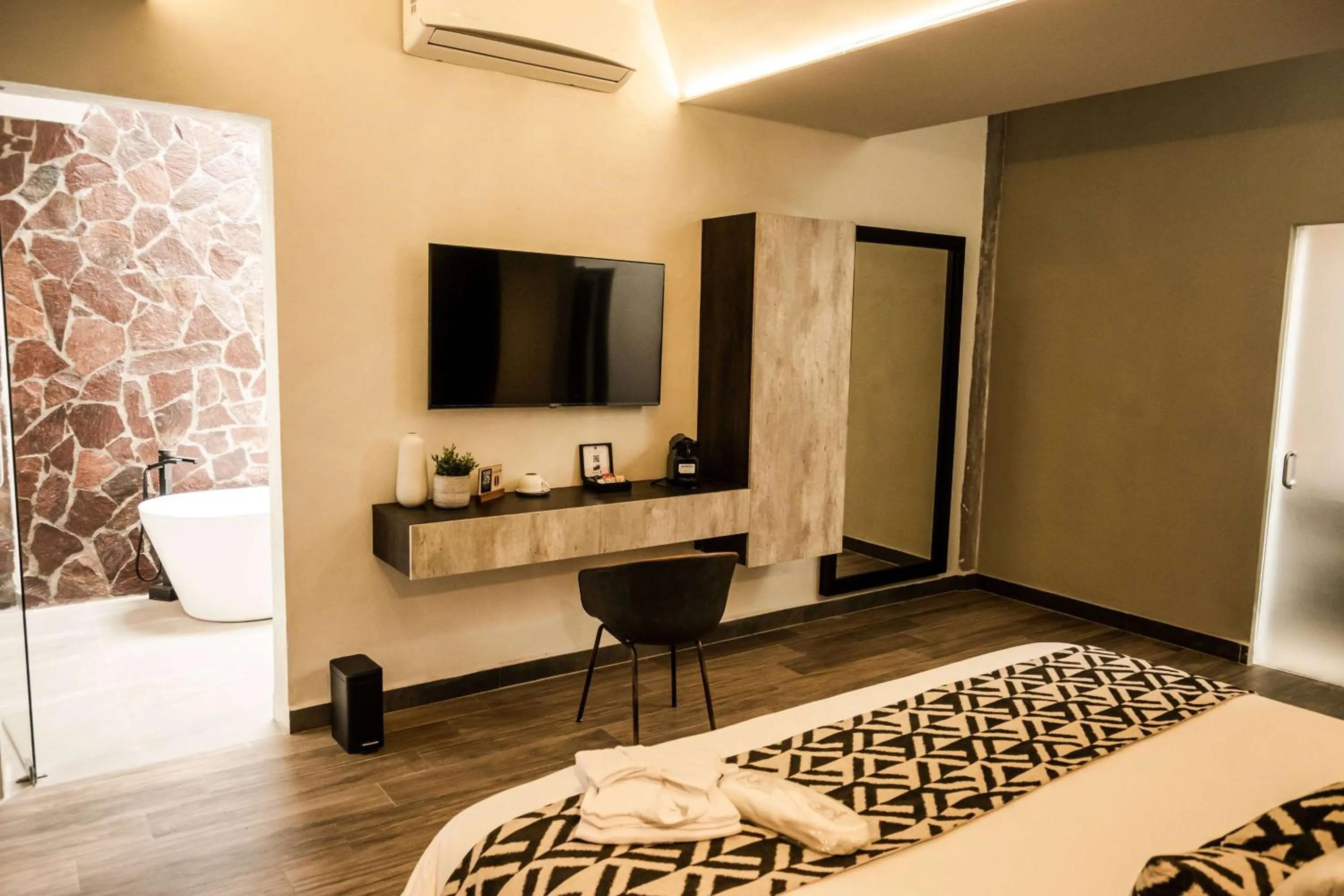 Photo of the whole room, Bed in Esplendor by Wyndham San Luis Potosi