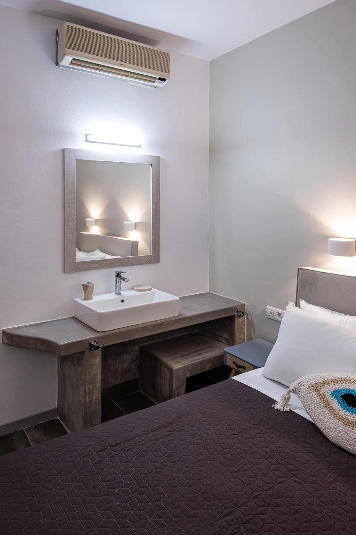 Photo of the whole room, Bed in Dilion Hotel