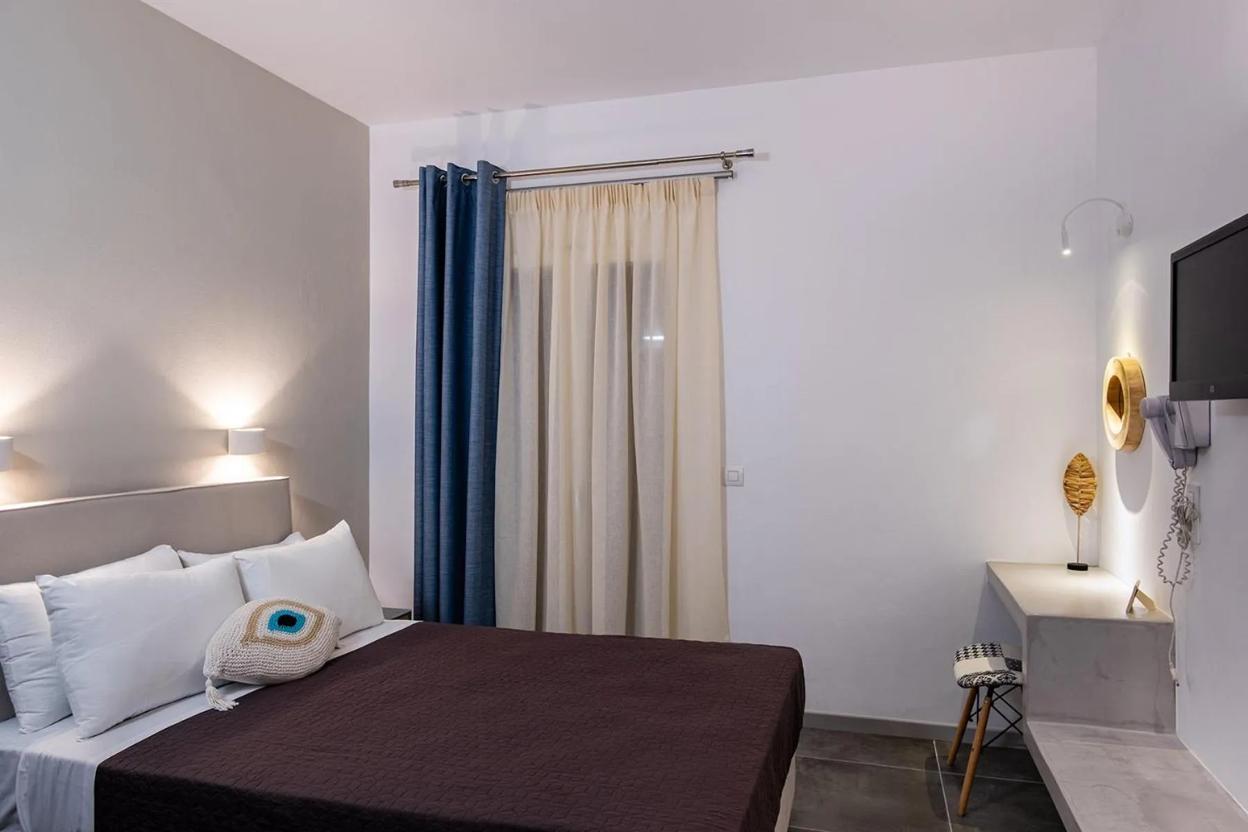 Photo of the whole room, Bed in Dilion Hotel