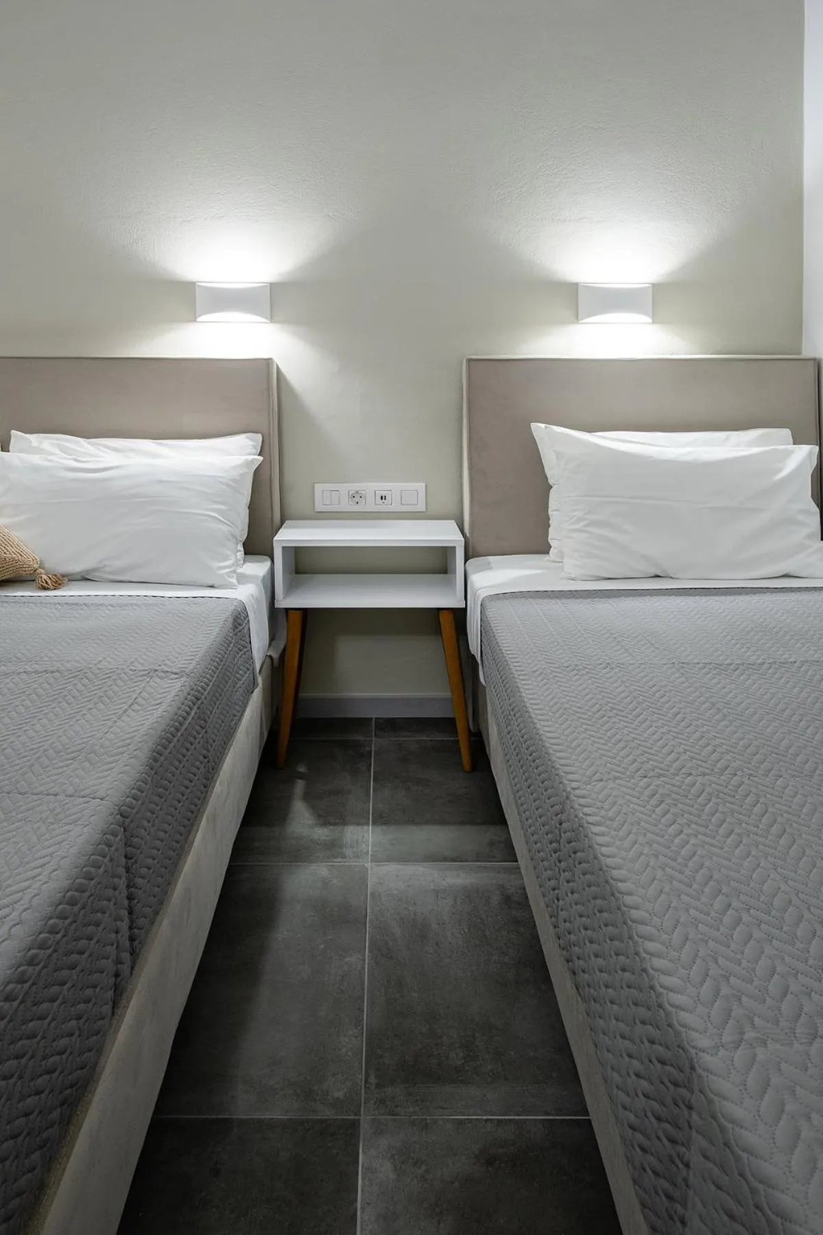 Property building, Bed in Dilion Hotel