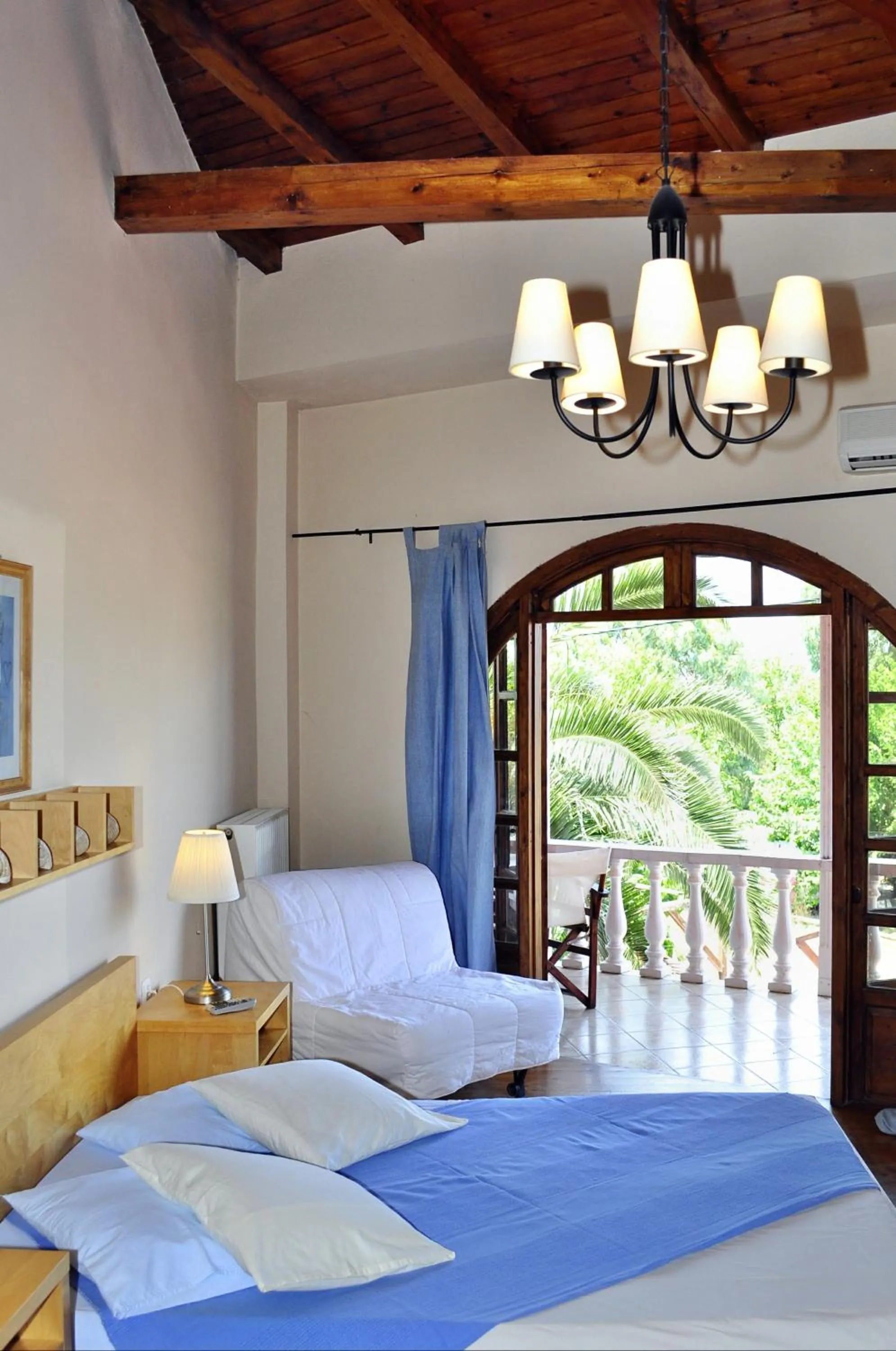 Photo of the whole room, Bed in Ilios Studios