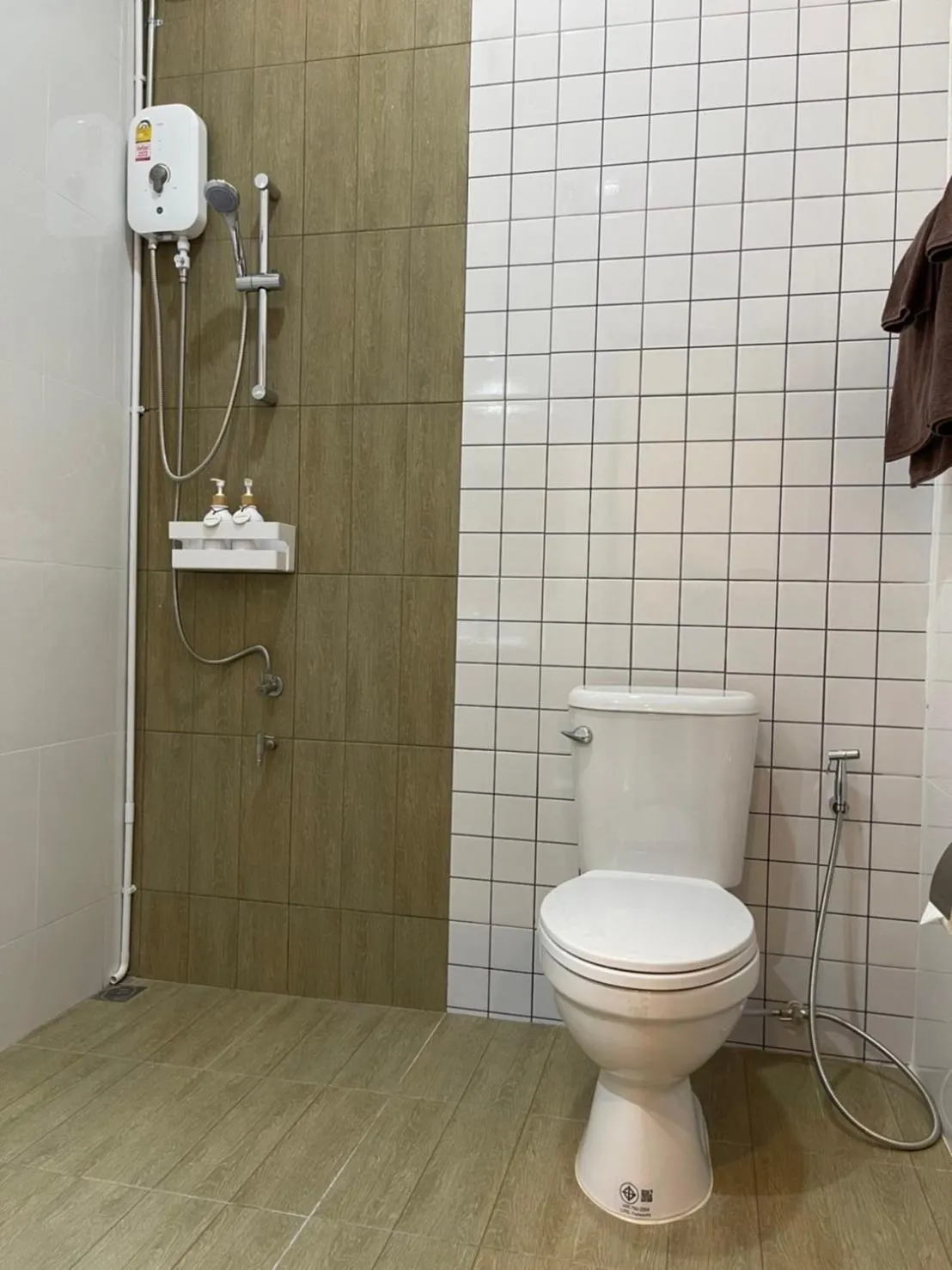 Shower in Yaowarate Sport Club and Resort ไร่เยาวเรศ