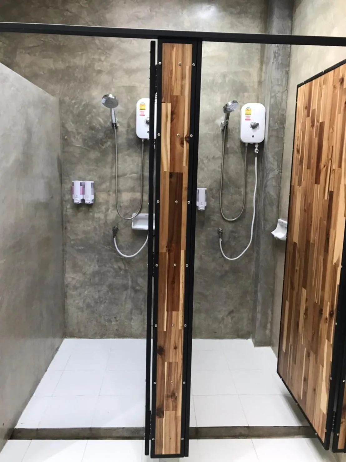 Shower in Yaowarate Sport Club and Resort ไร่เยาวเรศ