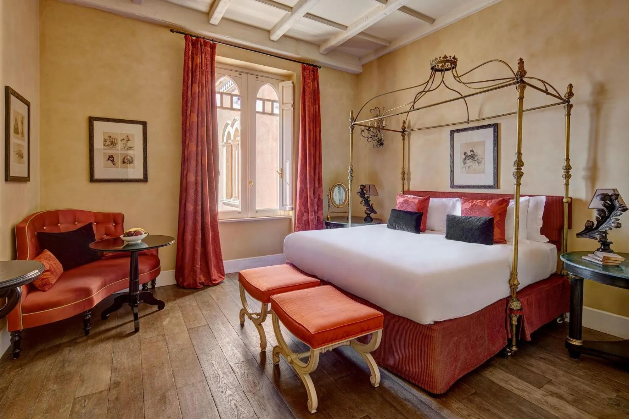 Photo of the whole room, Bed in Palazzo Vecchio Taormina
