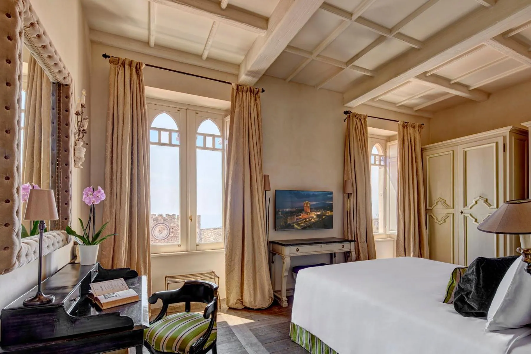 Photo of the whole room, Bed in Palazzo Vecchio Taormina