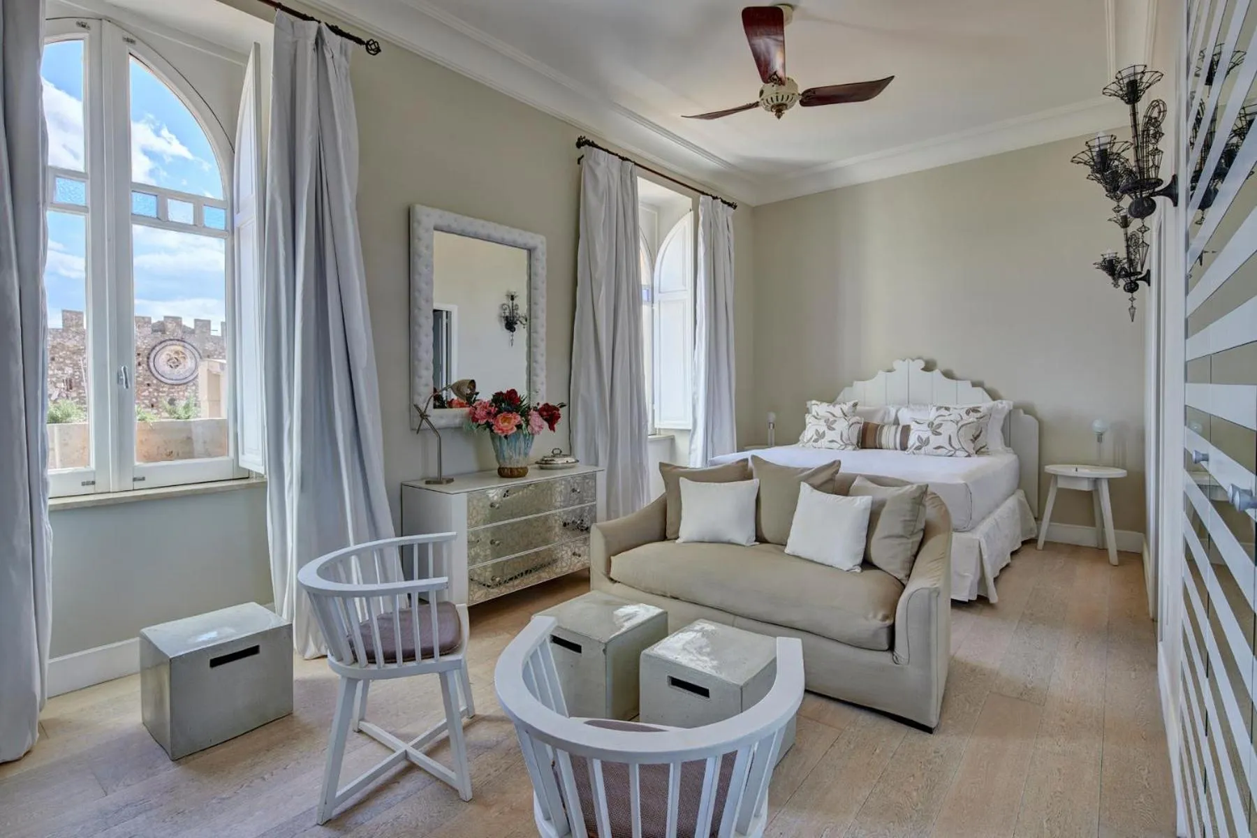 Photo of the whole room, Bed in Palazzo Vecchio Taormina