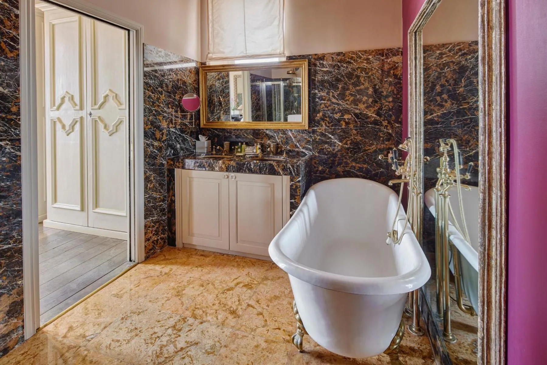 Bathroom in Palazzo Vecchio Taormina