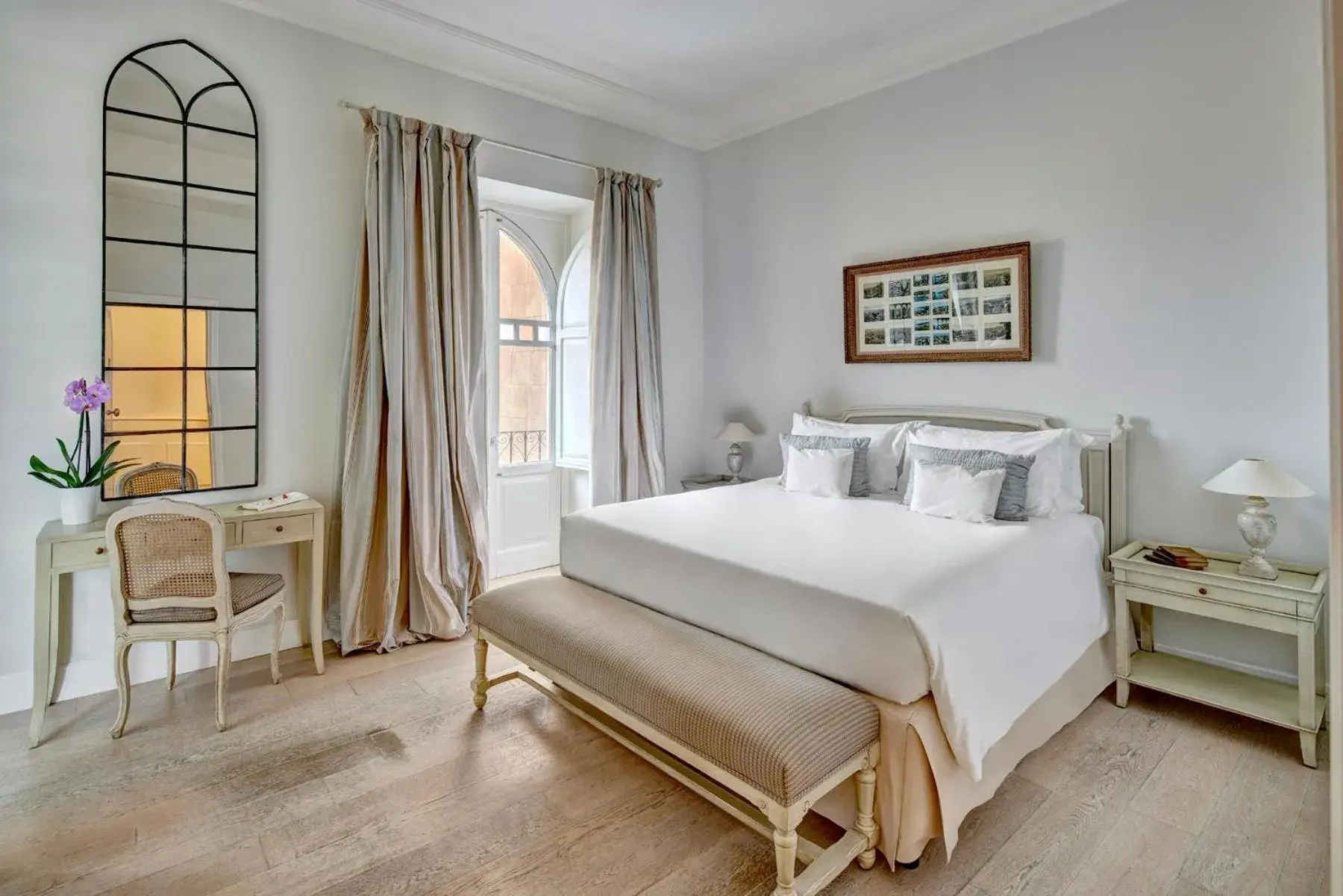 Photo of the whole room, Bed in Palazzo Vecchio Taormina Photo of the whole room, Bed in Palazzo Vecchio Taormina