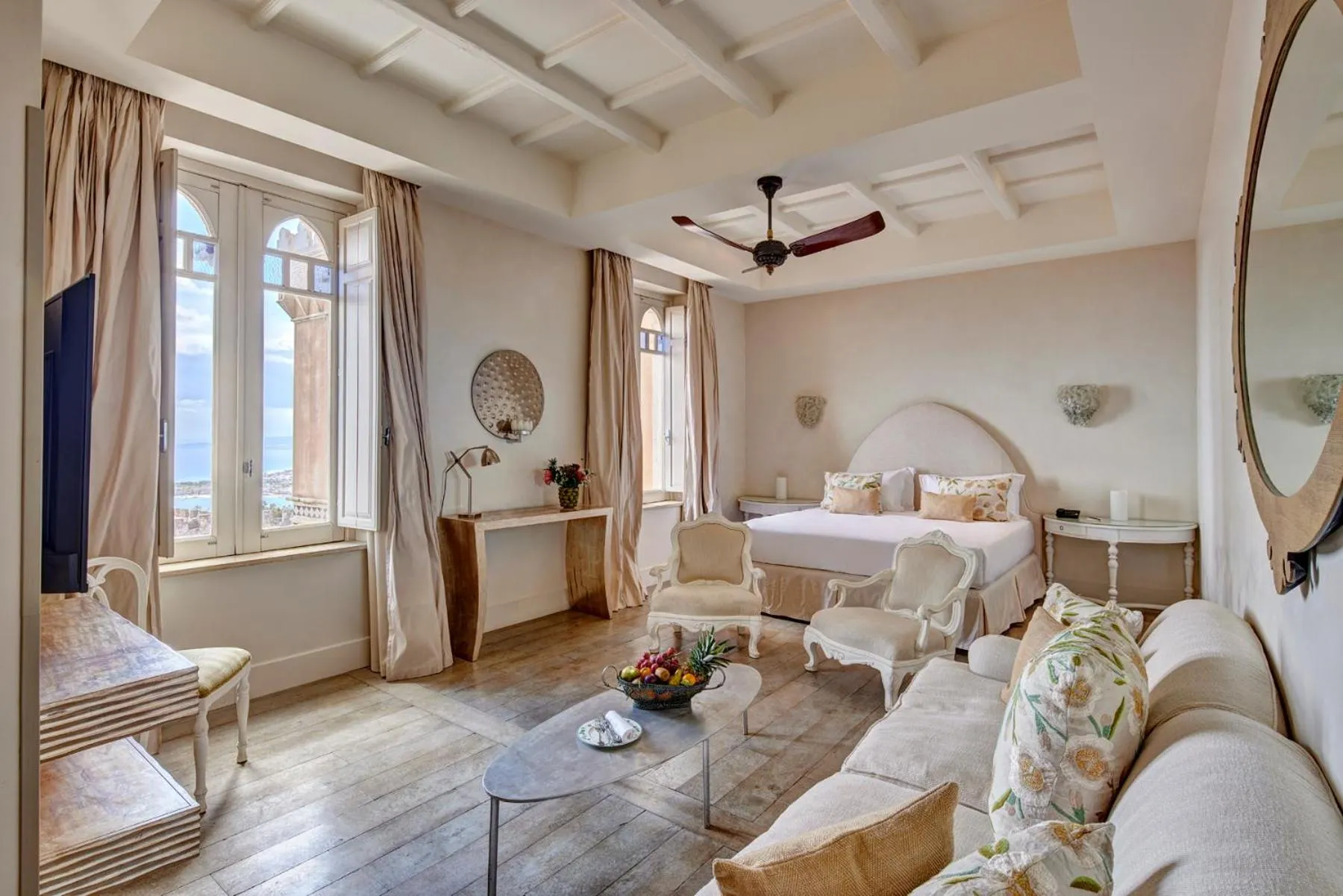Photo of the whole room, Bed in Palazzo Vecchio Taormina