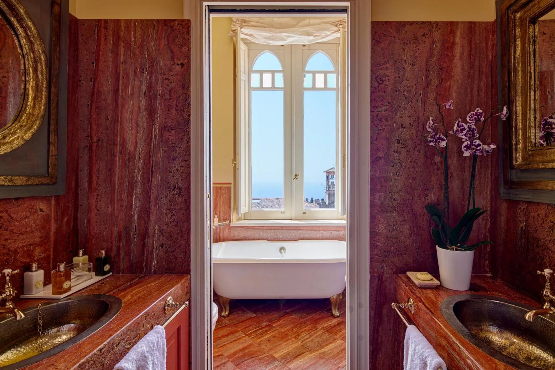 Bathroom in Palazzo Vecchio Taormina