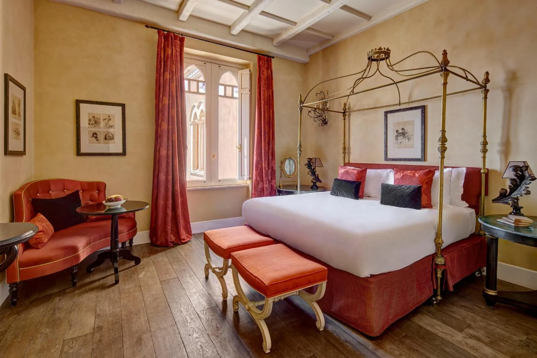 Photo of the whole room, Bed in Palazzo Vecchio Taormina