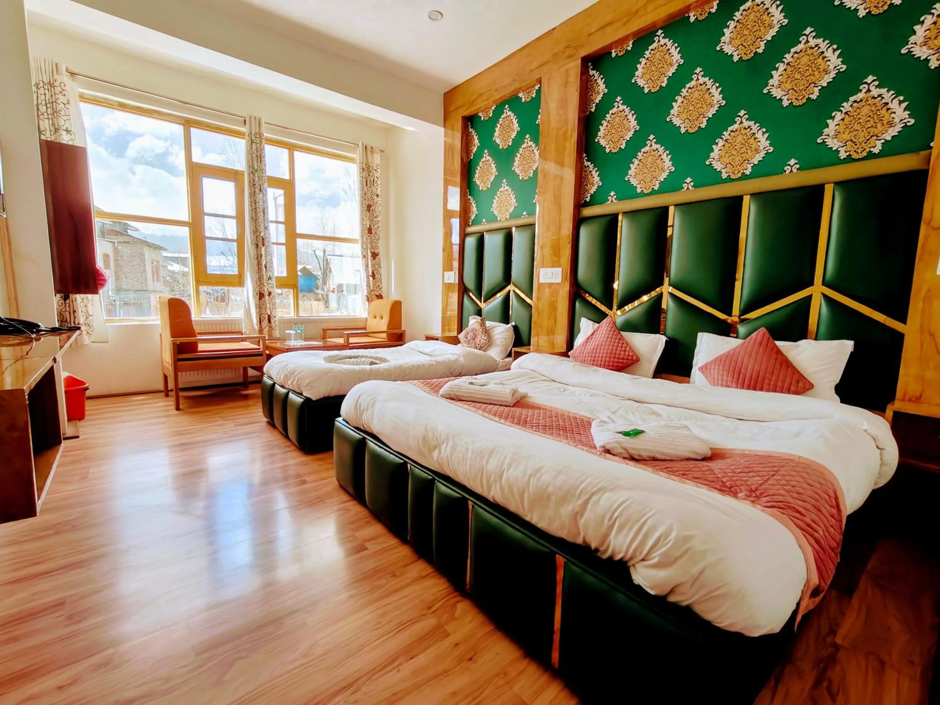 Photo of the whole room, Bed in Gulsitara Resorts-Gulmarg