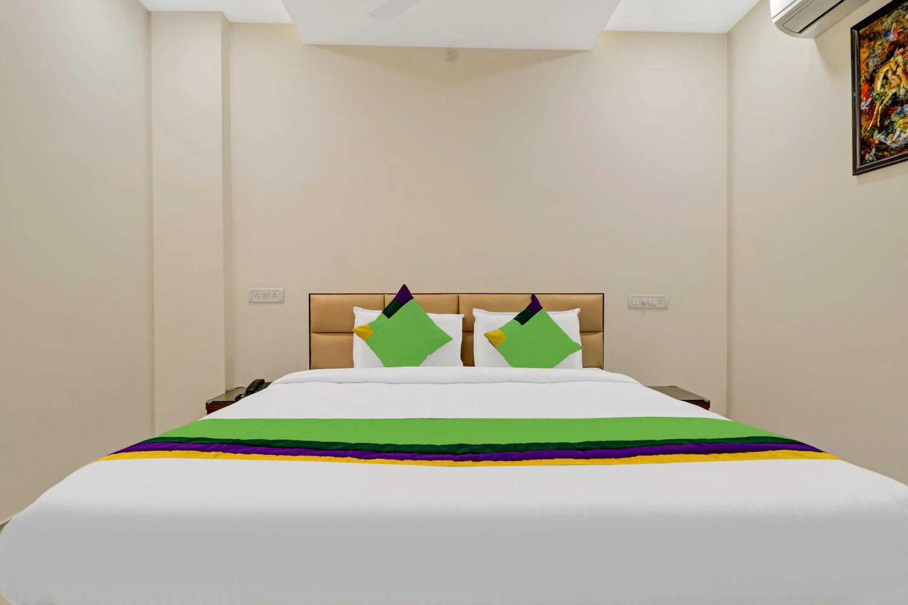 Bedroom, Bed in Treebo Virat Residency, US Consulate