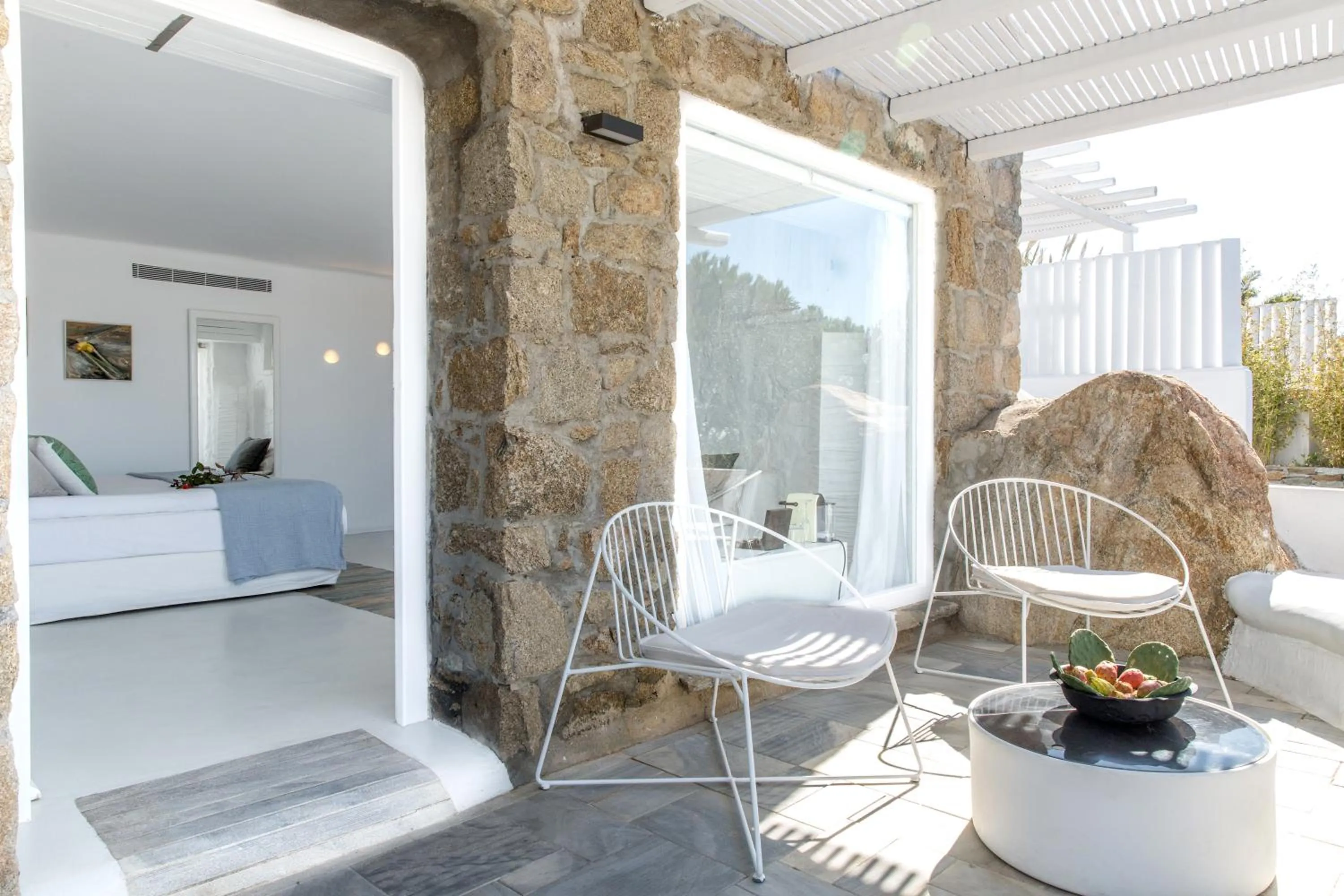 Patio in Ostraco Suites