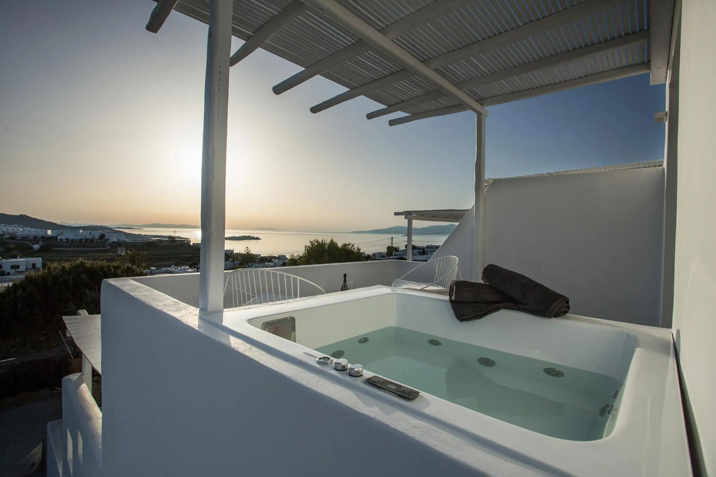 Hot Tub in Ostraco Suites