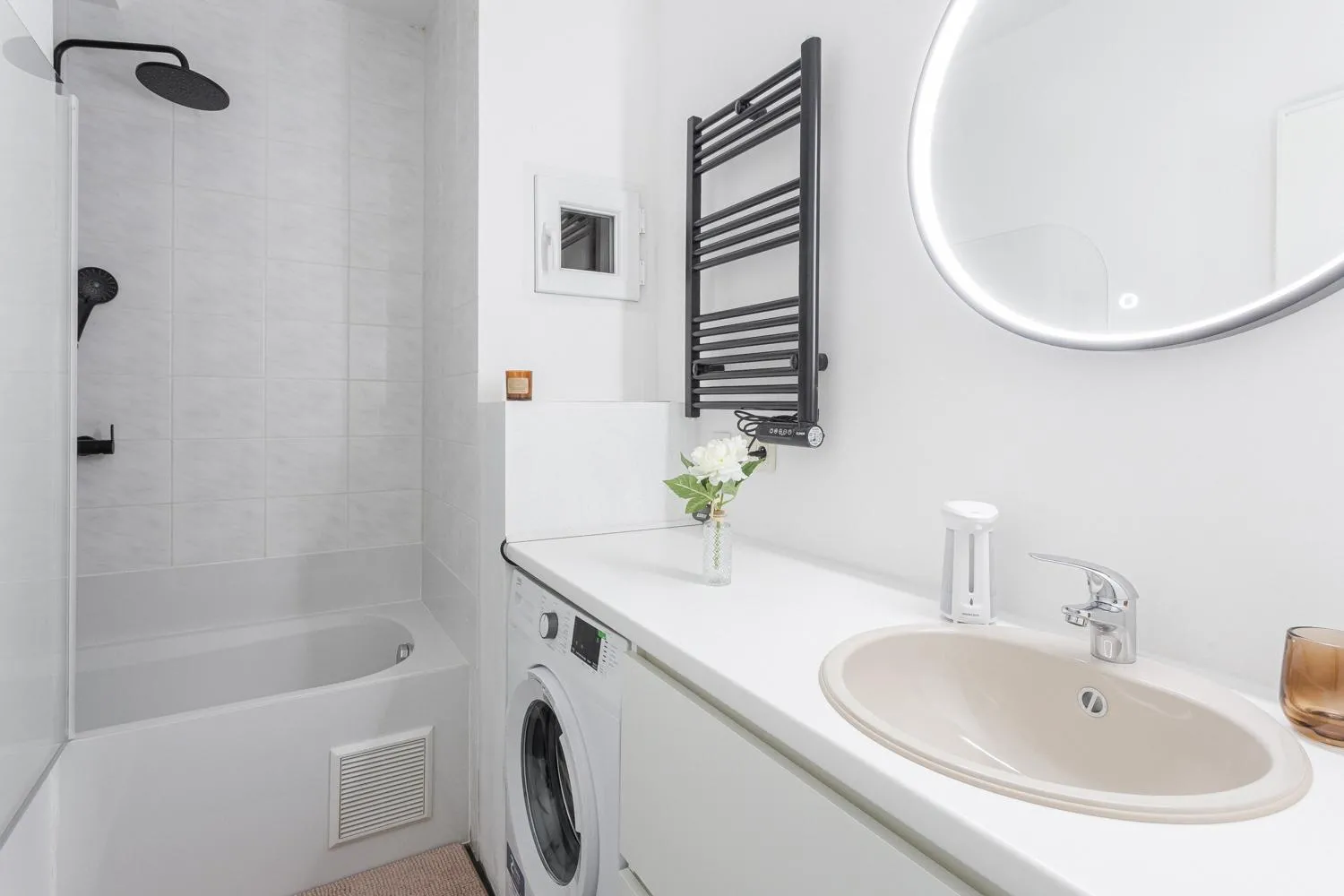 Bathroom in Center of Antwerp, Fully Equipped, Train Station