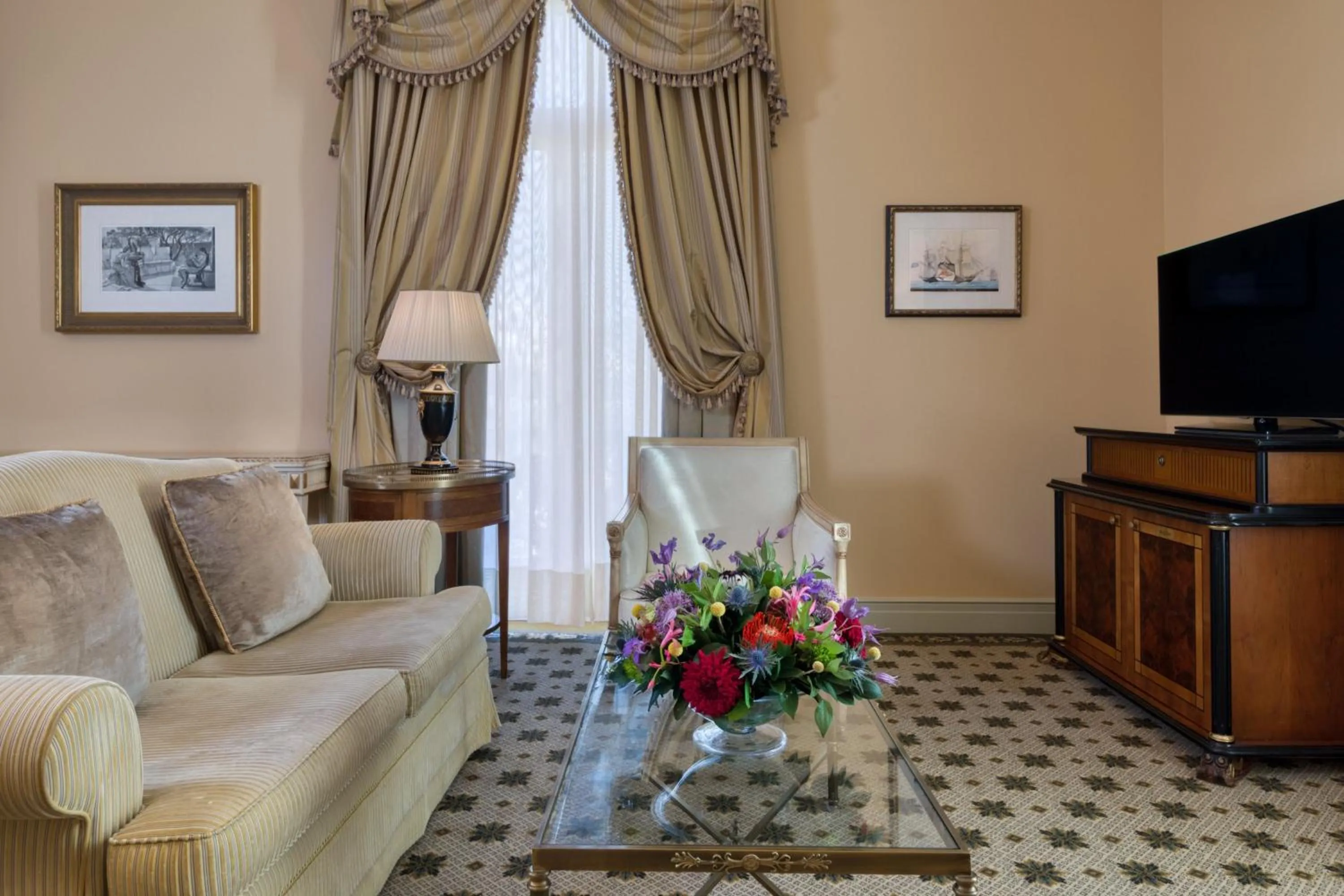 Living room in Hotel Grande Bretagne, a Luxury Collection Hotel, Athens