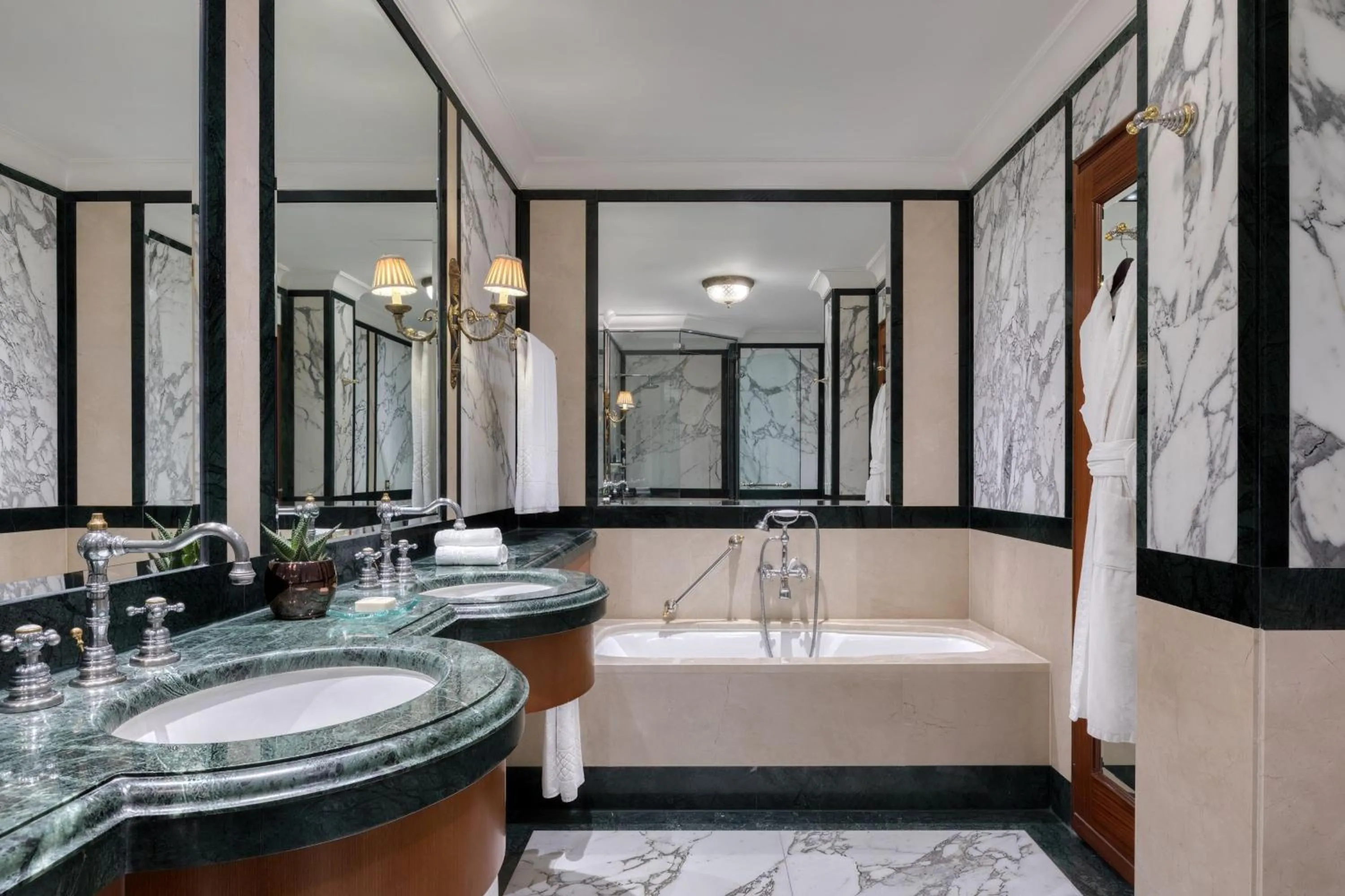 Bathroom in Hotel Grande Bretagne, a Luxury Collection Hotel, Athens