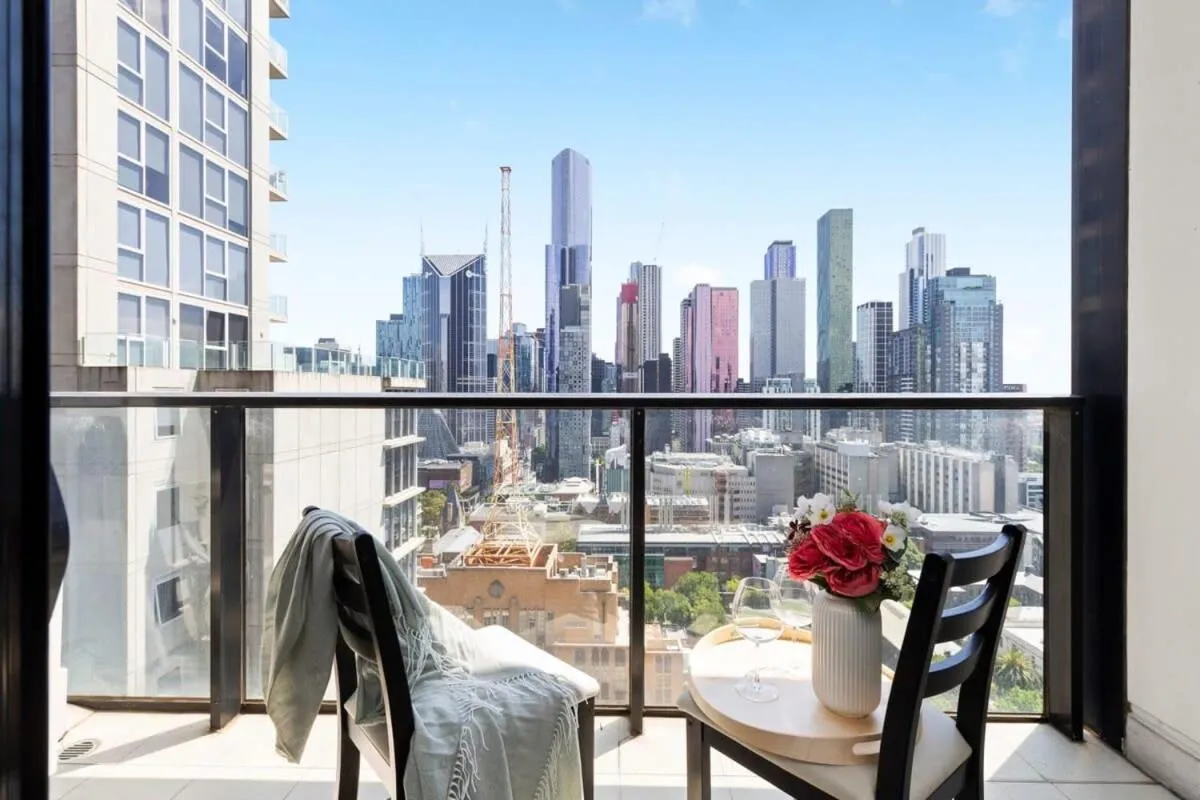 A Cozy 2BR Apt Near Melbourne Central City Views