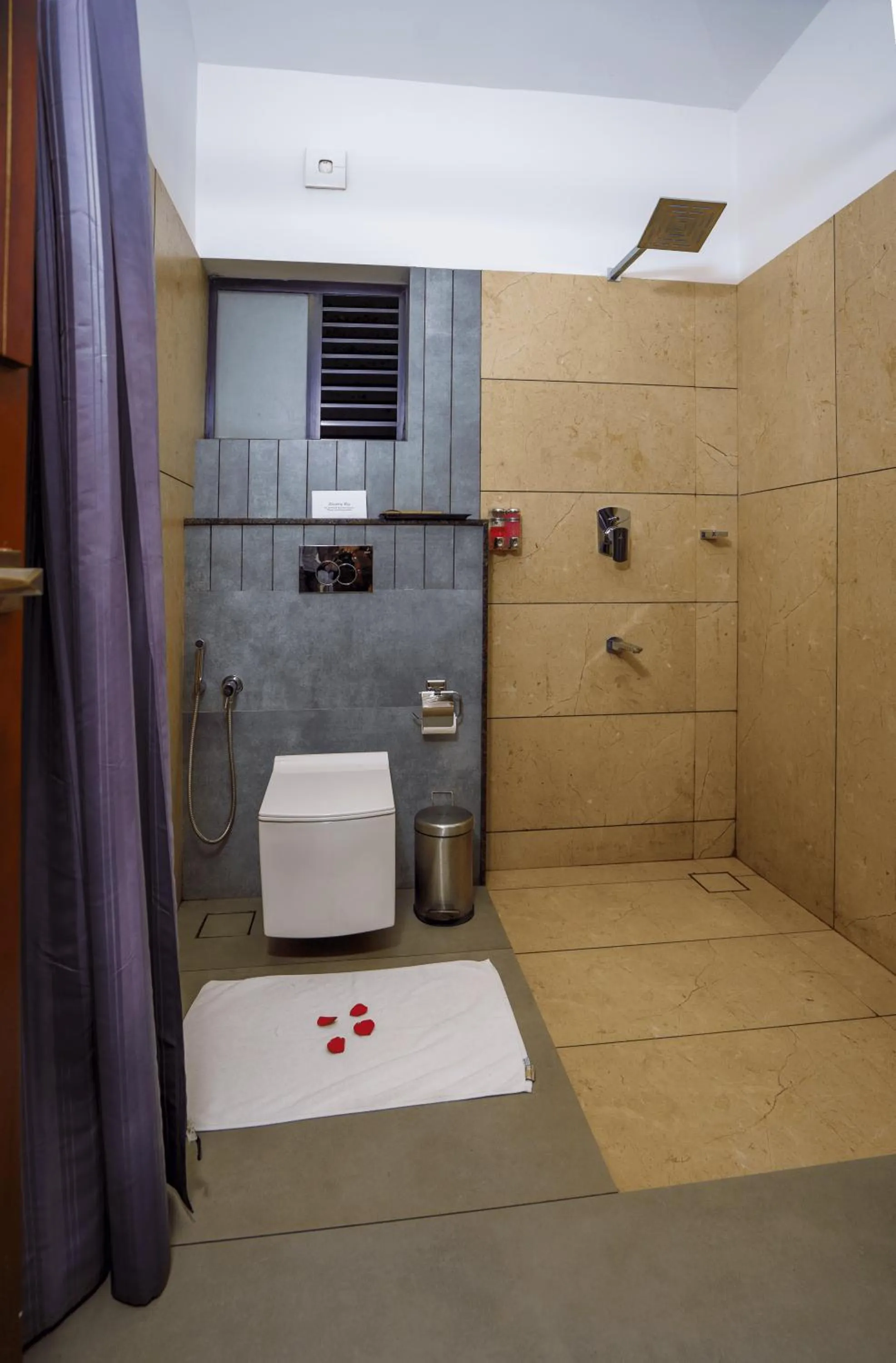 Shower in Crystal Kuruva Nature Resort & Spa