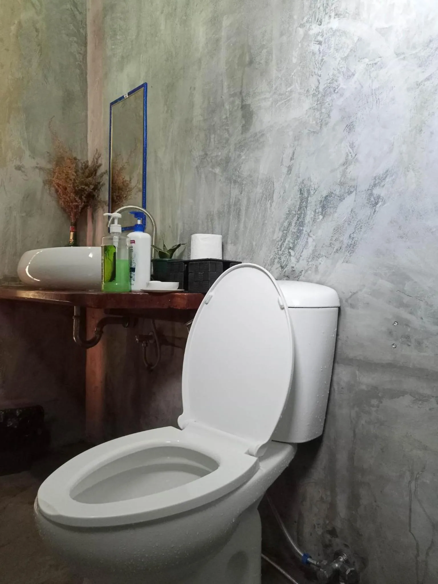 Toilet in Surf and Skate Duli El Nido By Kiteclub Palawan