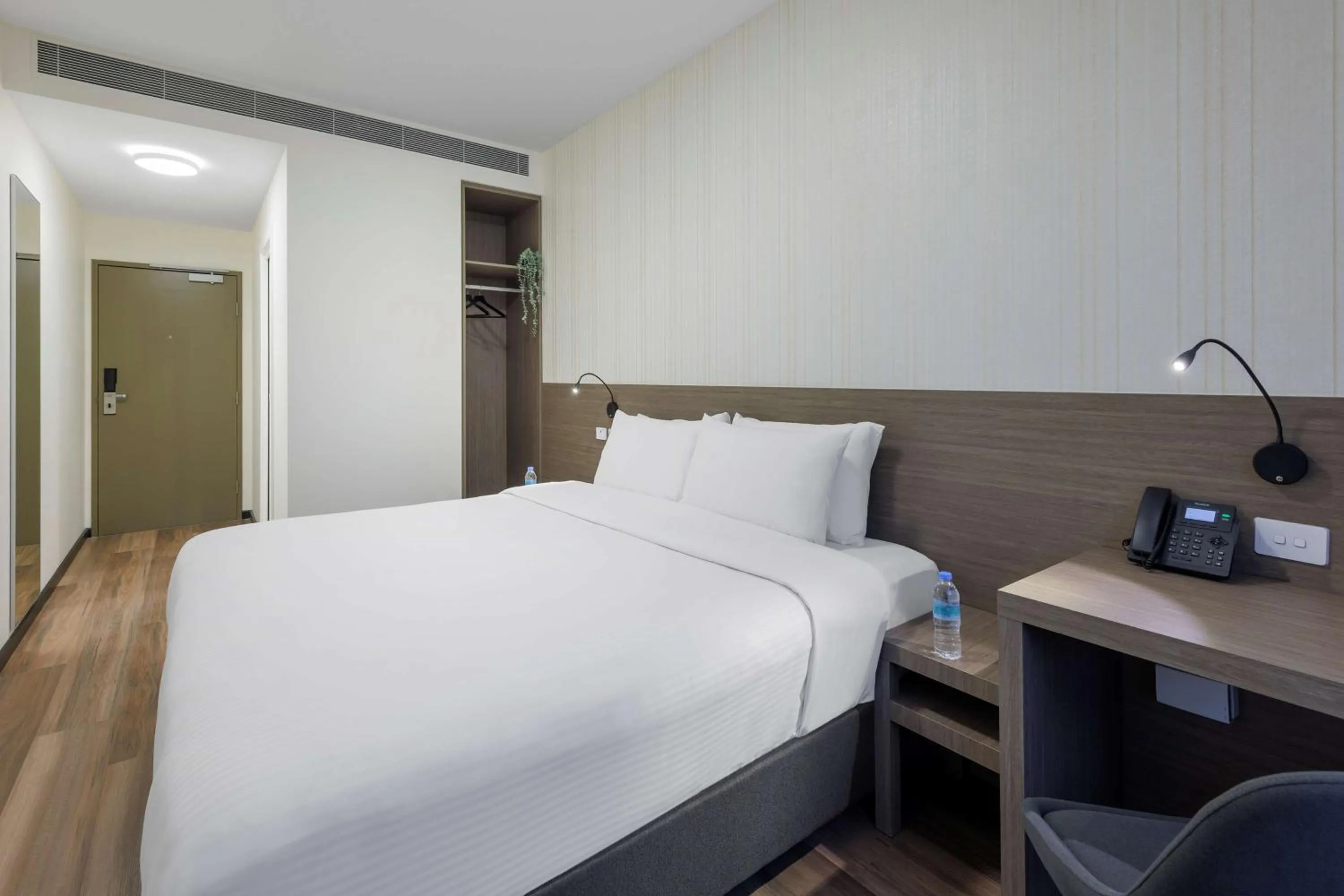 Bed in Best Western Queen Victoria Market Hotel