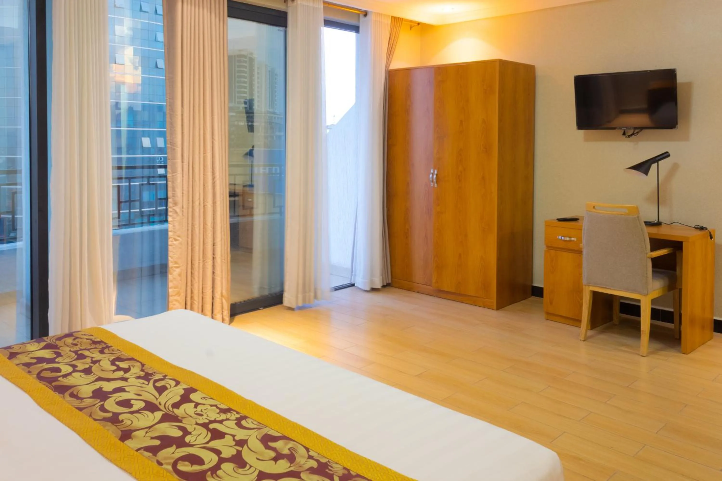 TV and multimedia in Tropical Plaza Apartments