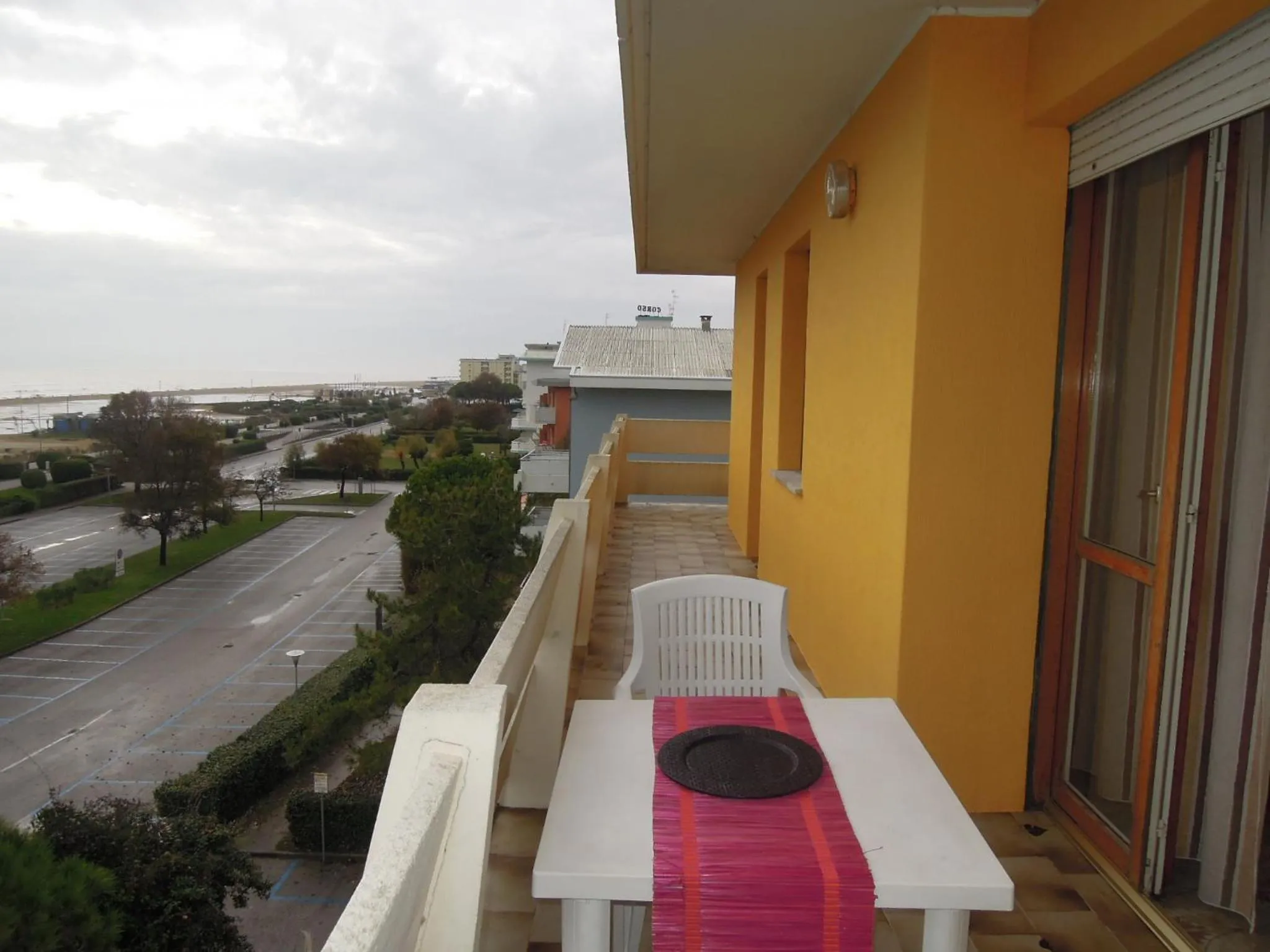 Flat with terrace near the beach-Beahost
