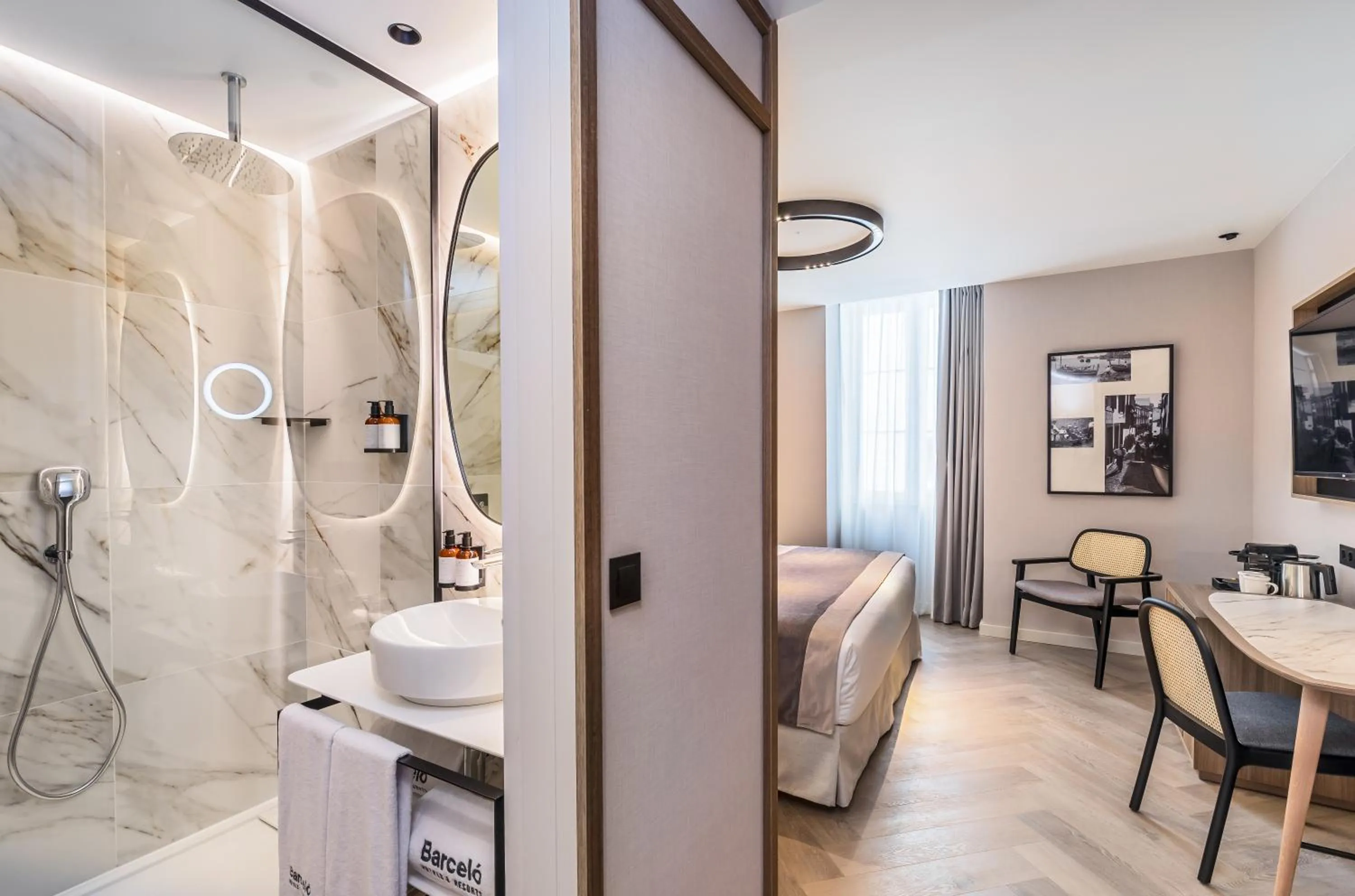 Shower, Bed in Barceló Funchal Oldtown