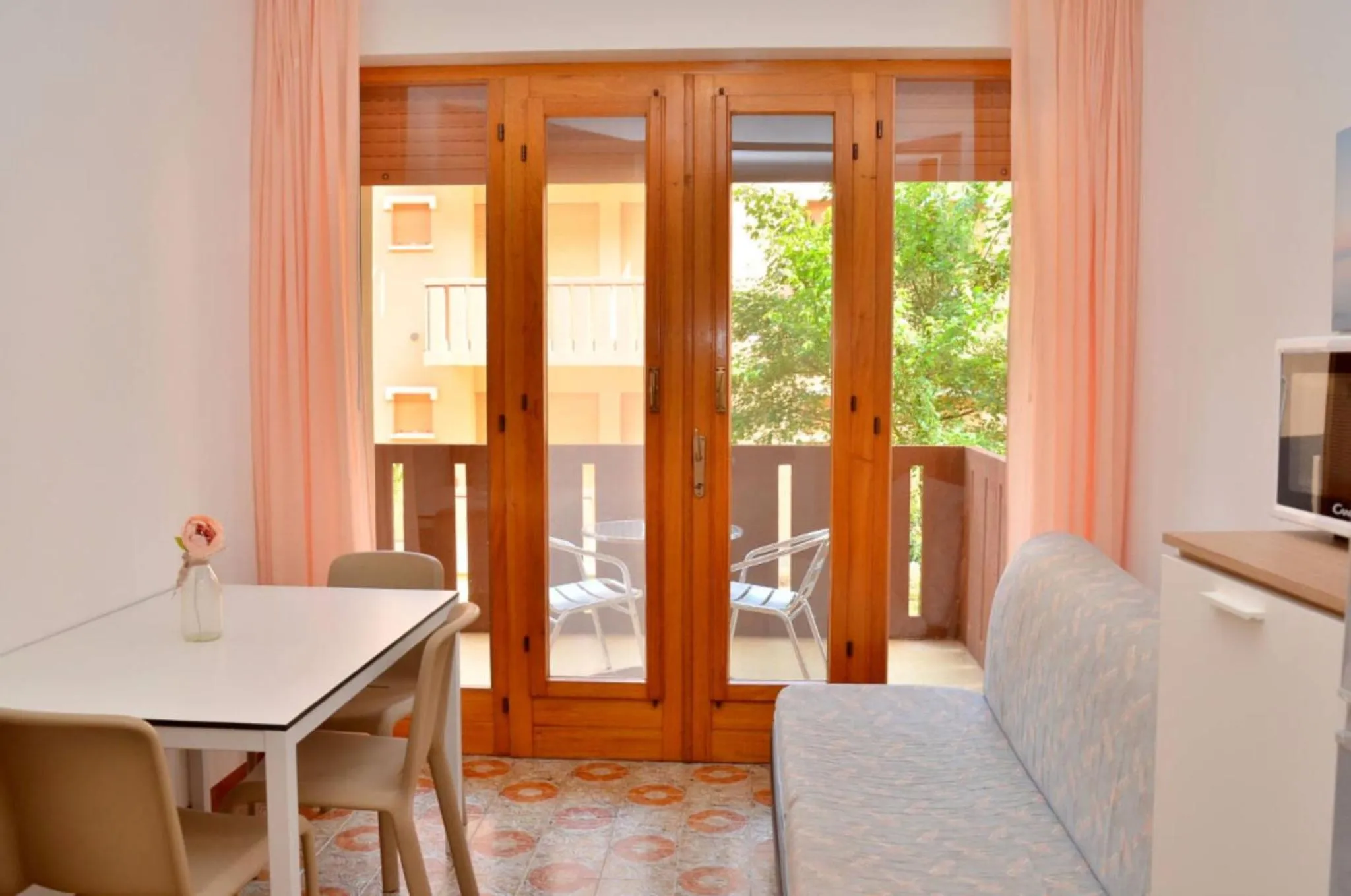Sunny flat with terrace - Beahost