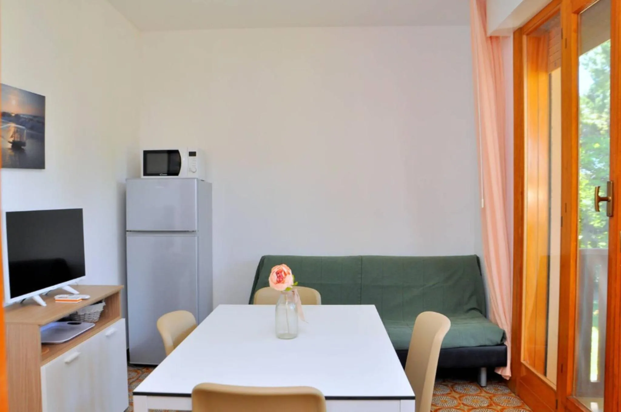 Communal lounge/ TV room in Cozy flat with sunlit balcony retreat - Beahost