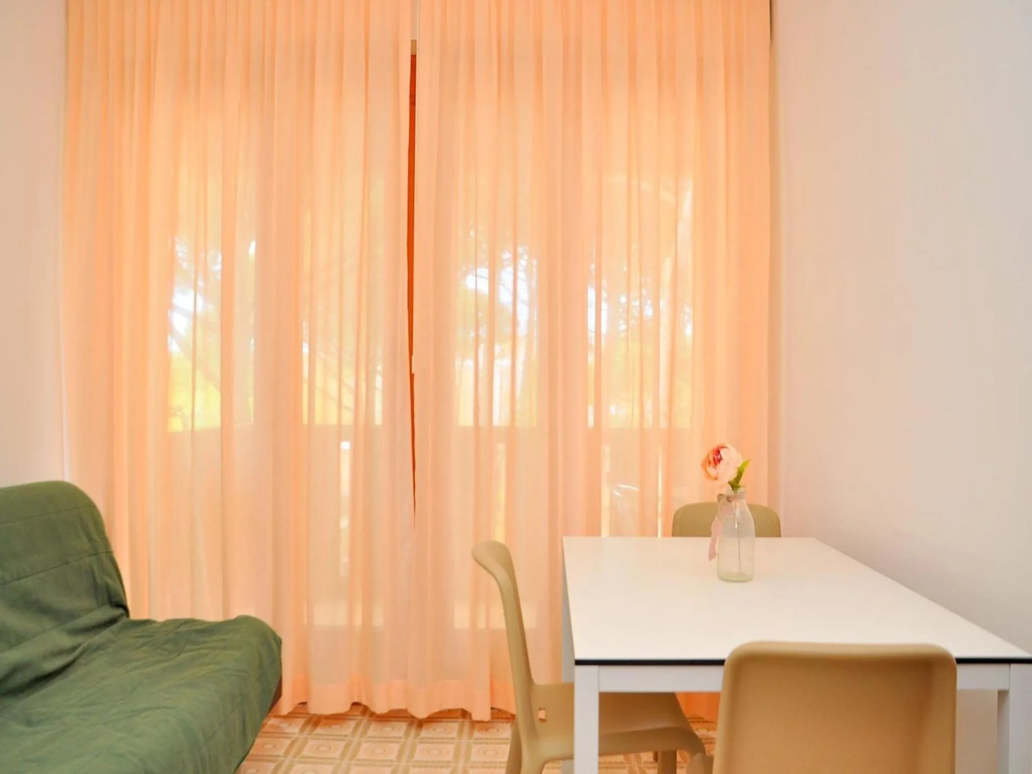 Restaurant/places to eat in Cozy flat with sunlit balcony retreat - Beahost