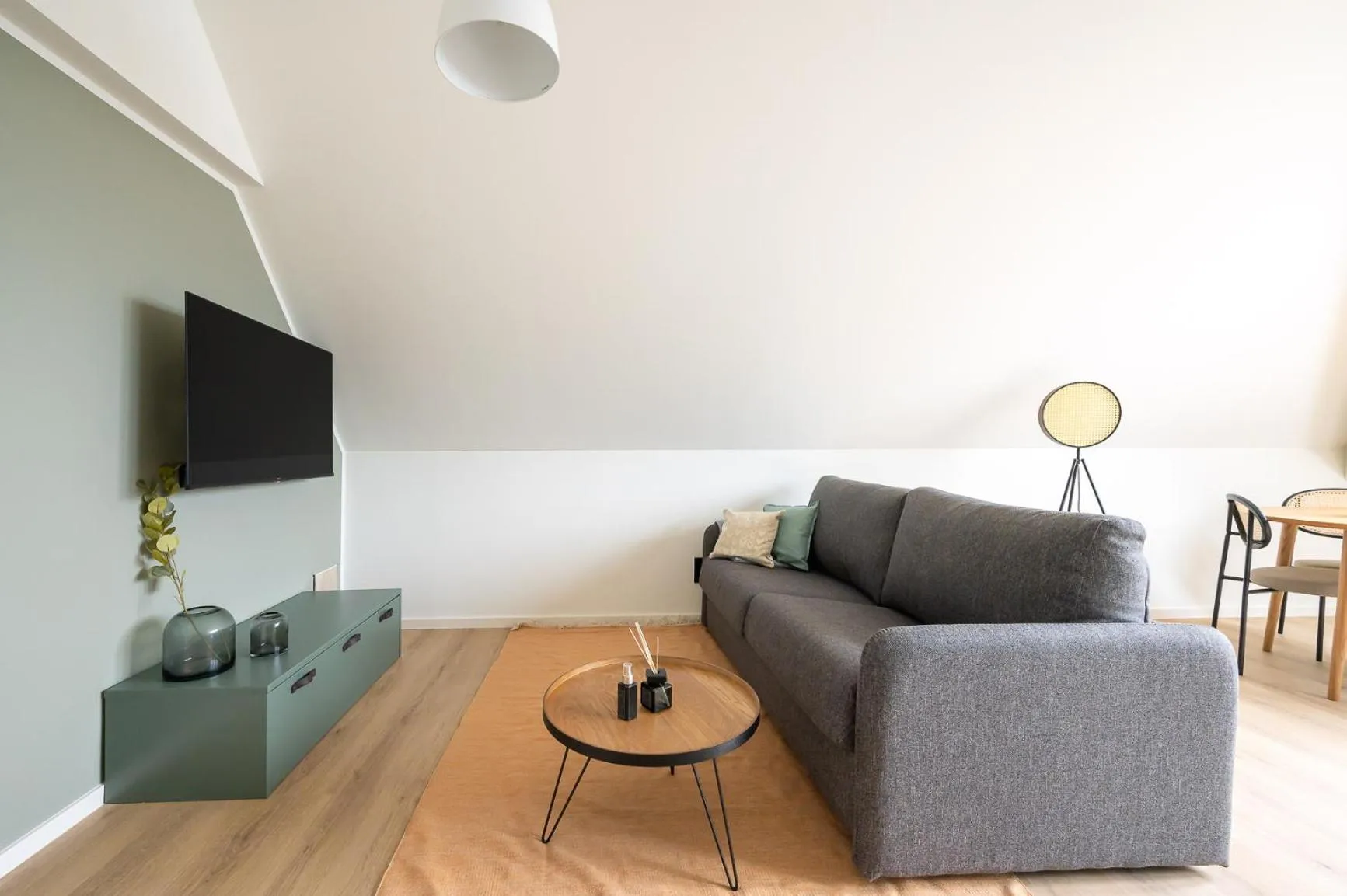 TV and multimedia in Limehome Stuttgart Elsenhansstr