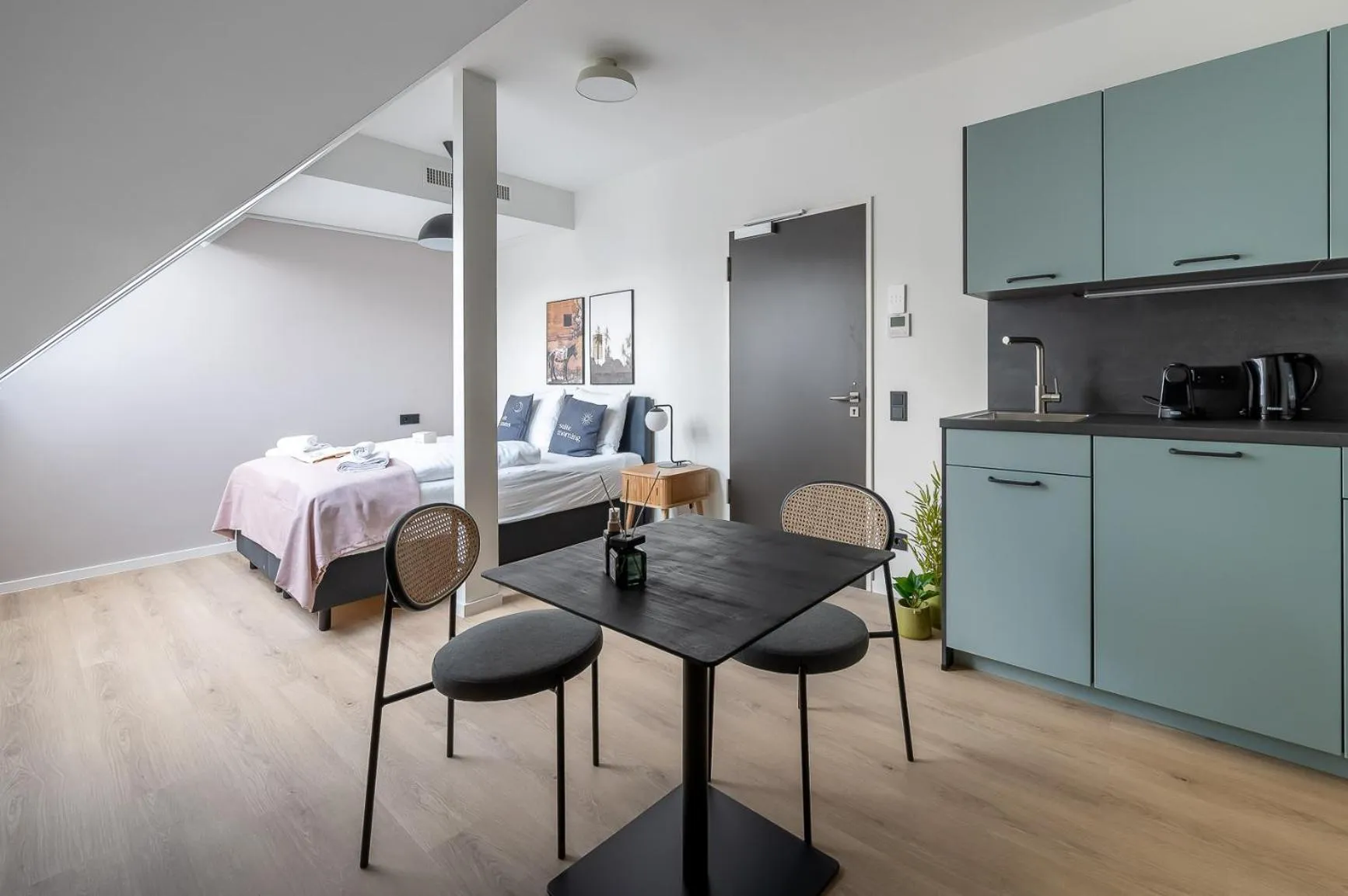 Coffee/tea facilities, Bed in Limehome Stuttgart Elsenhansstr