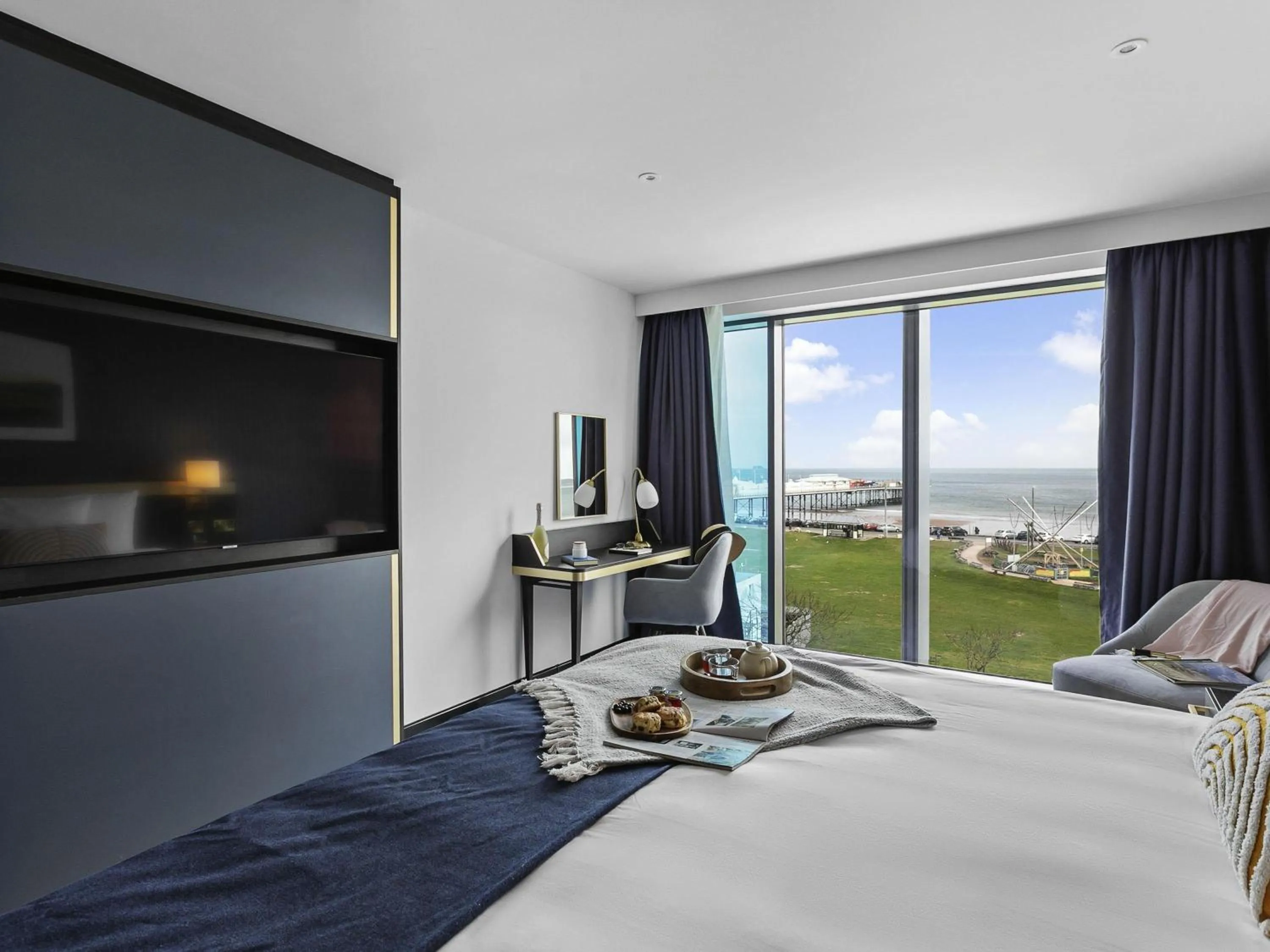 Bedroom, Bed in Mercure Paignton Hotel