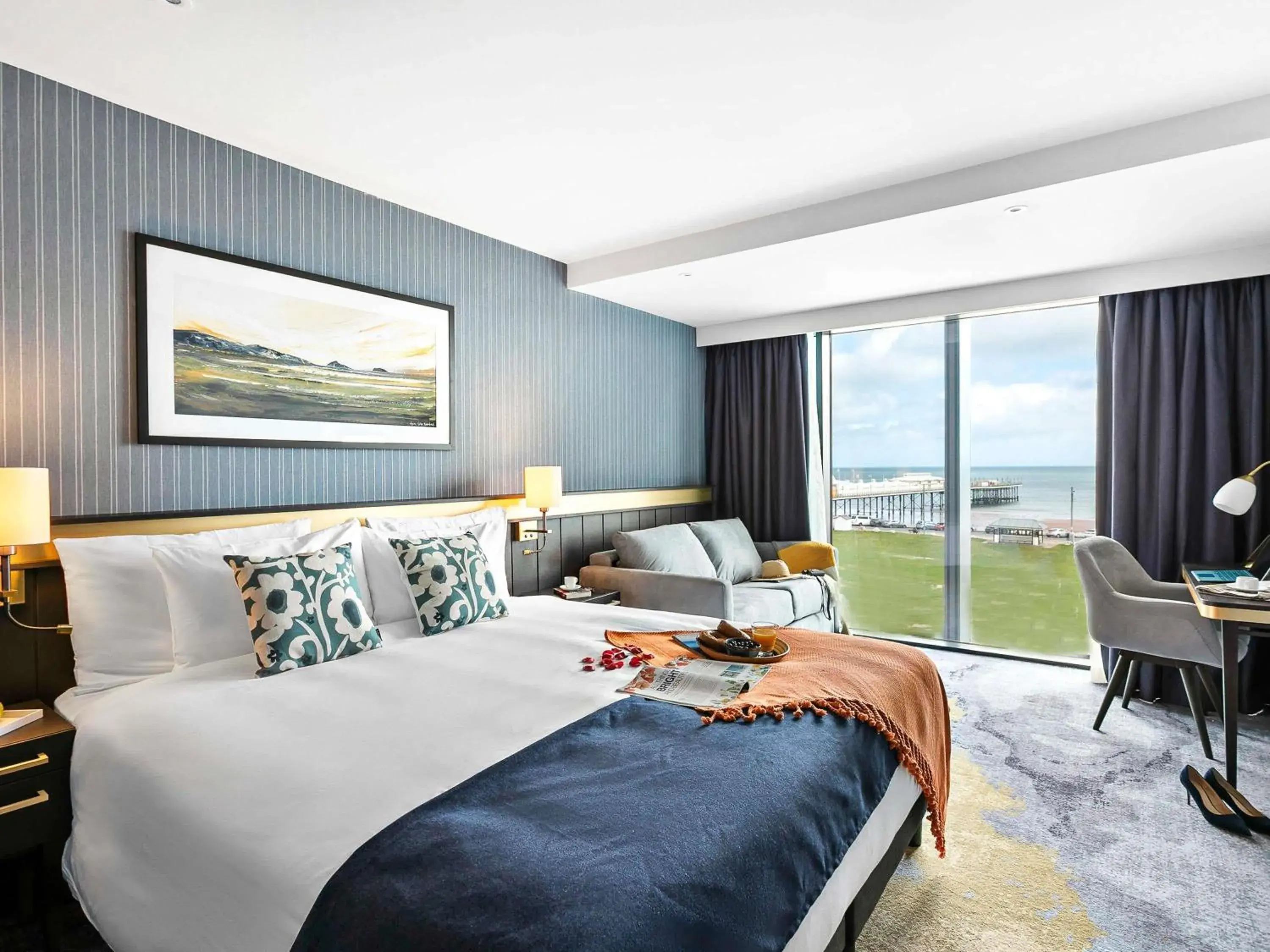 Property building, Bed in Mercure Paignton Hotel Property building, Bed in Mercure Paignton Hotel