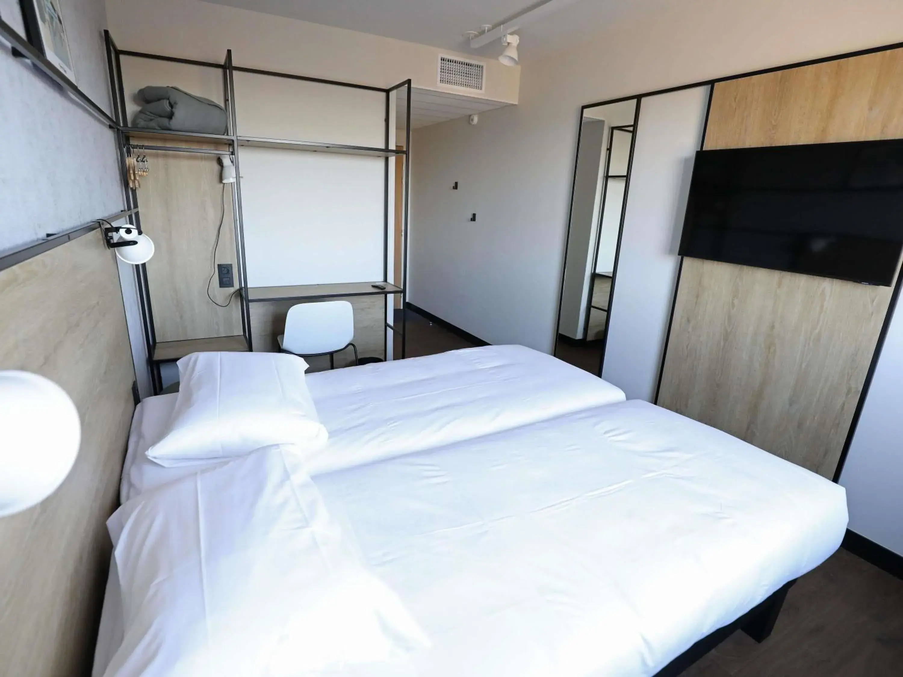 Bedroom, Bed in Ibis Bourgoin Jallieu Medipole Bedroom, Bed in Ibis Bourgoin Jallieu Medipole