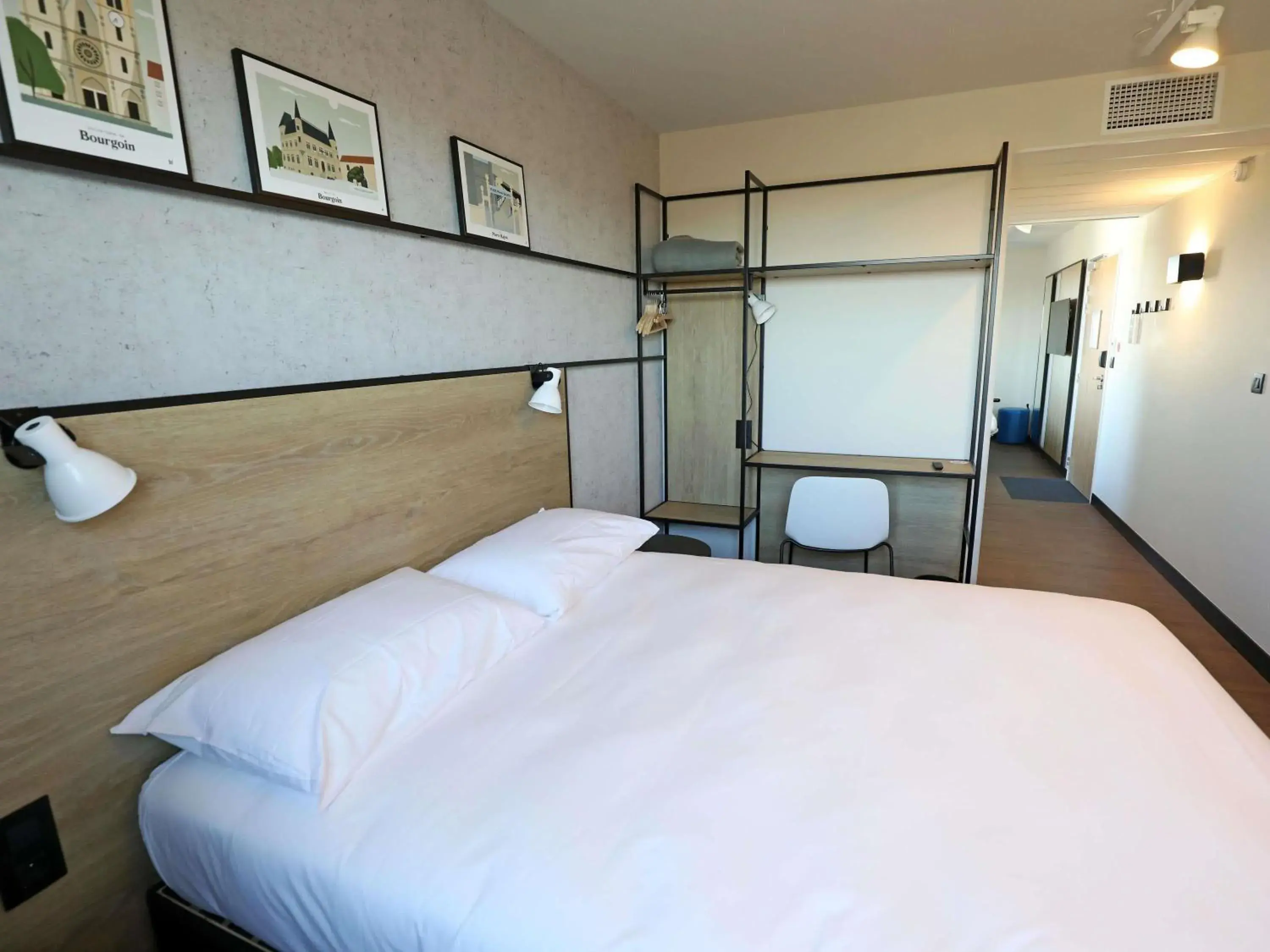 Bedroom, Bed in Ibis Bourgoin Jallieu Medipole Bedroom, Bed in Ibis Bourgoin Jallieu Medipole