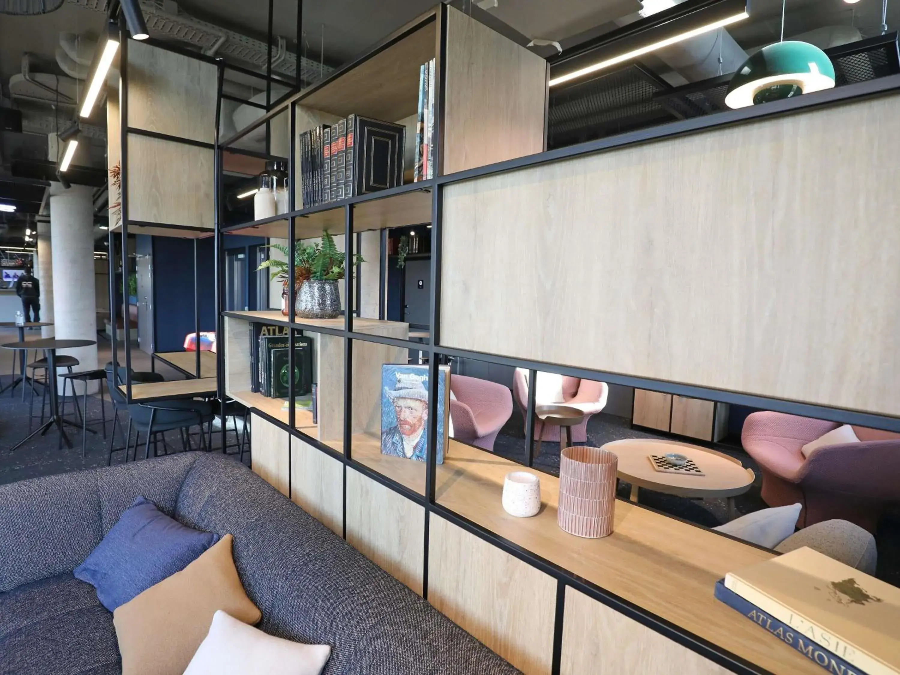 Lounge or bar in Ibis Bourgoin Jallieu Medipole Lounge or bar in Ibis Bourgoin Jallieu Medipole