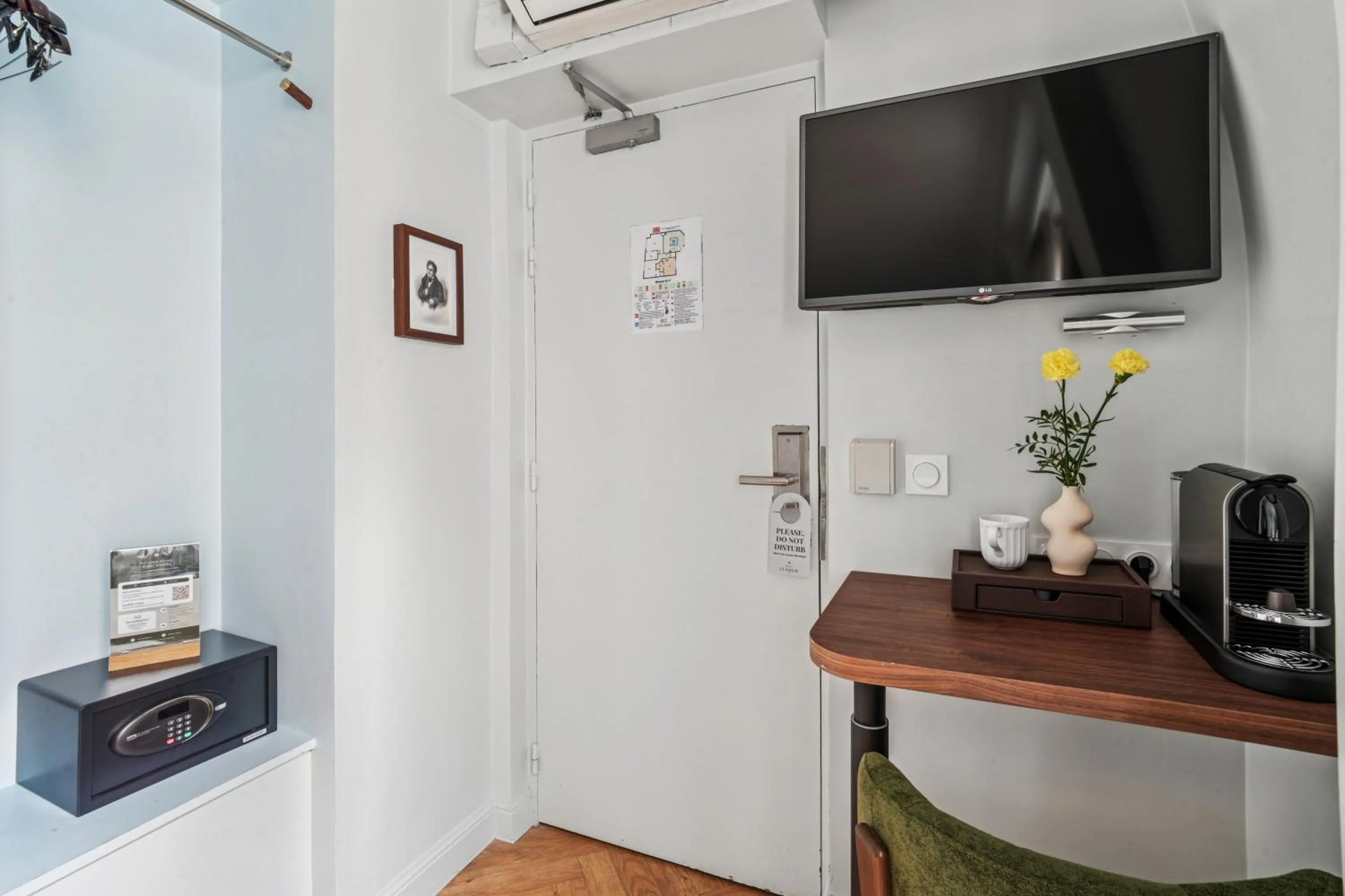 TV and multimedia in Hotel Le Clery