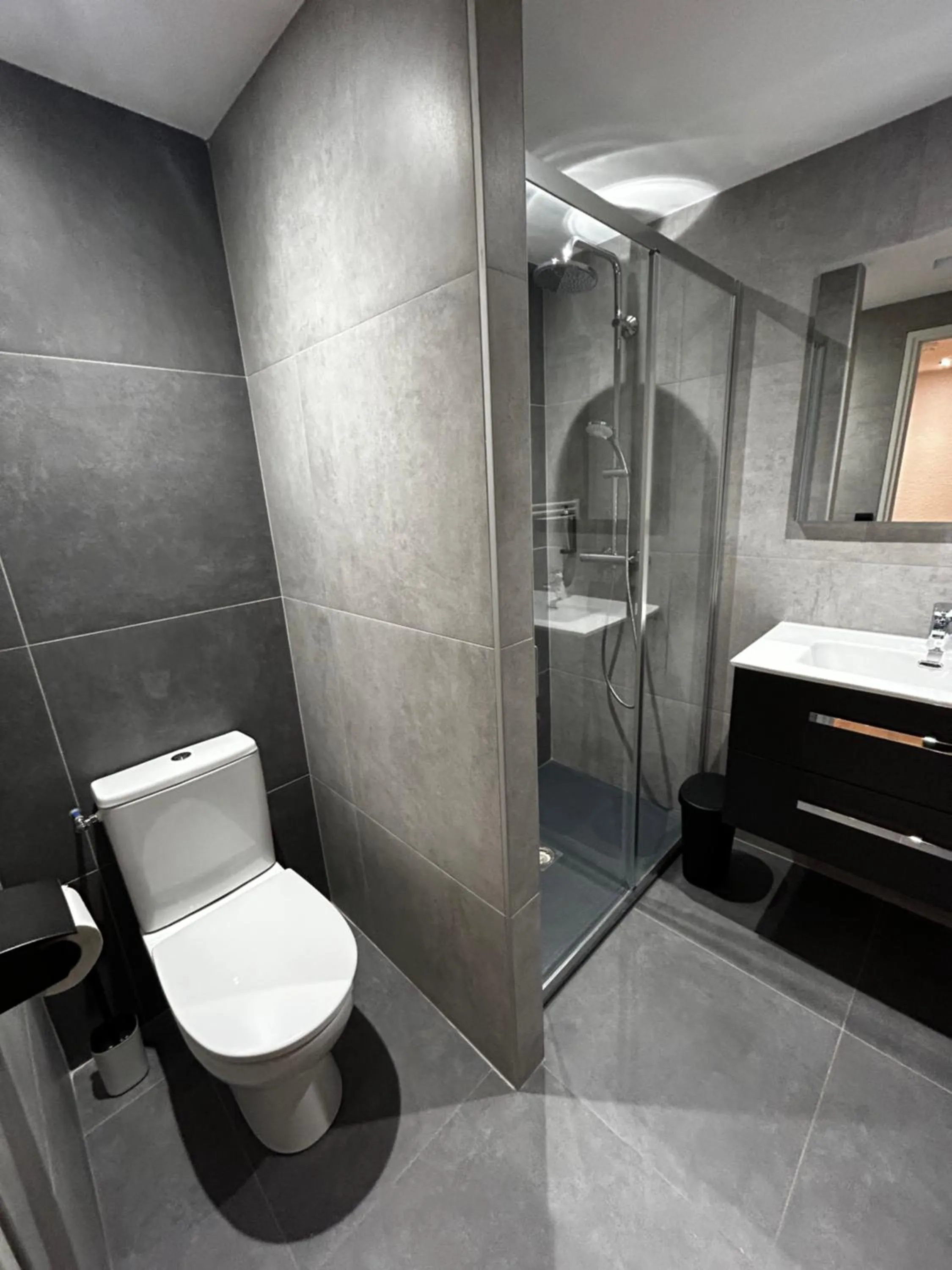 Shower in Hôtel Restaurant Le Madame