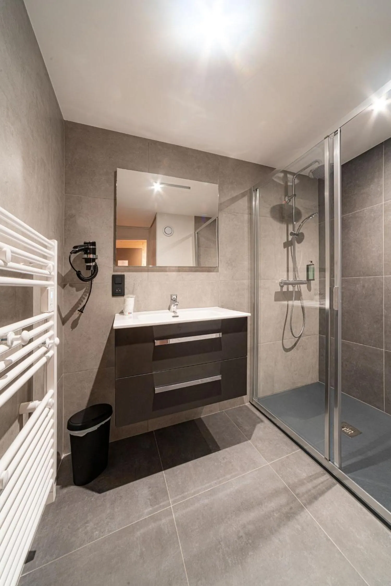 Shower in Hôtel Restaurant Le Madame