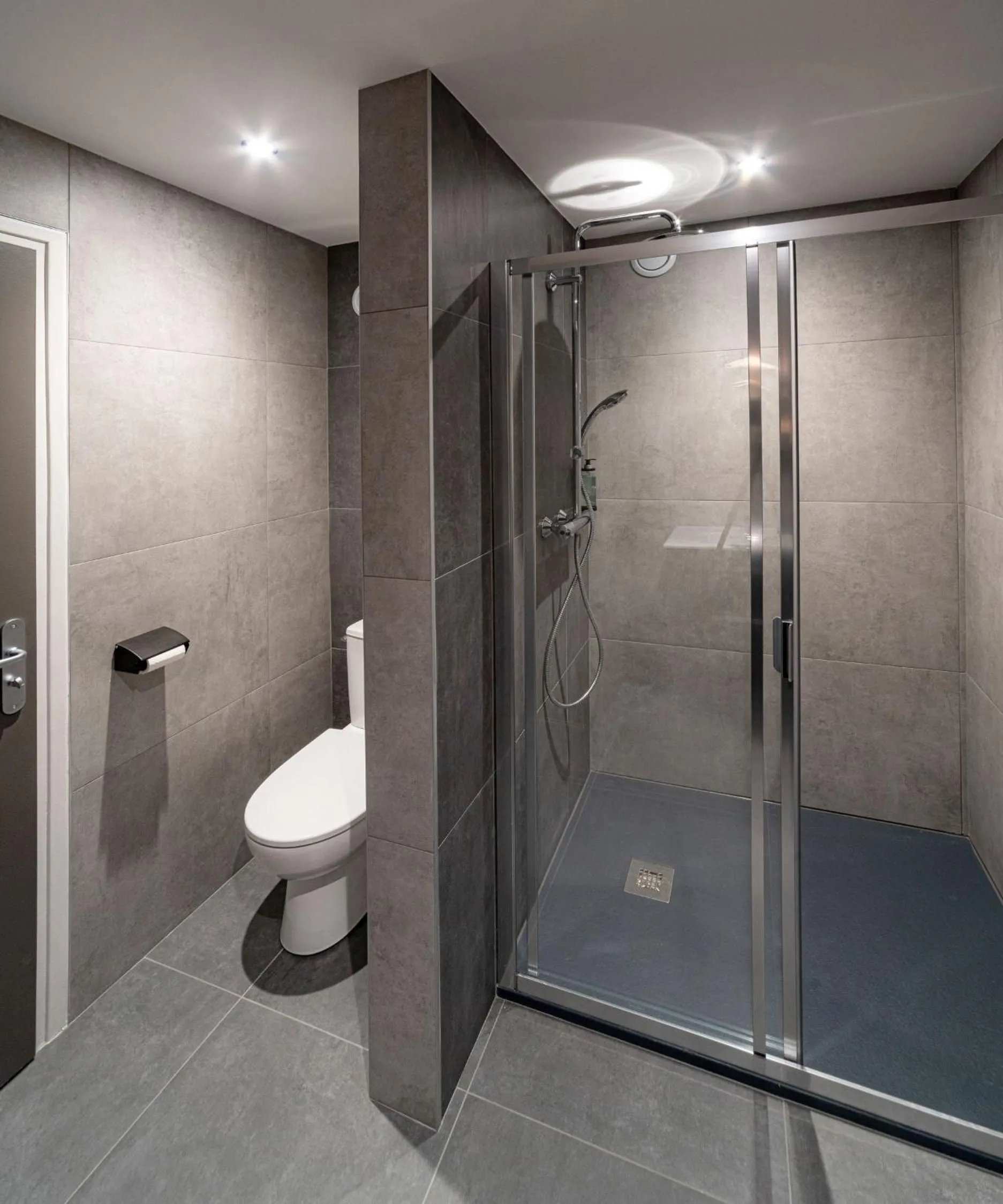 Shower in Hôtel Restaurant Le Madame