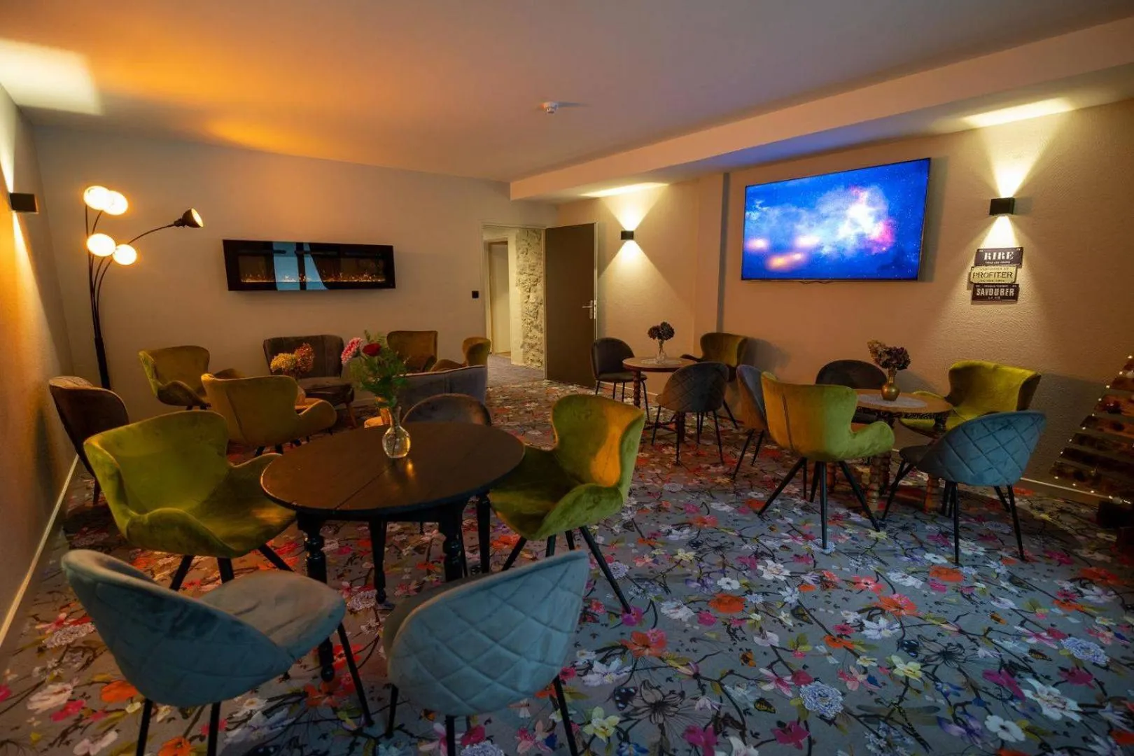 Communal lounge/ TV room in Hôtel Restaurant Le Madame