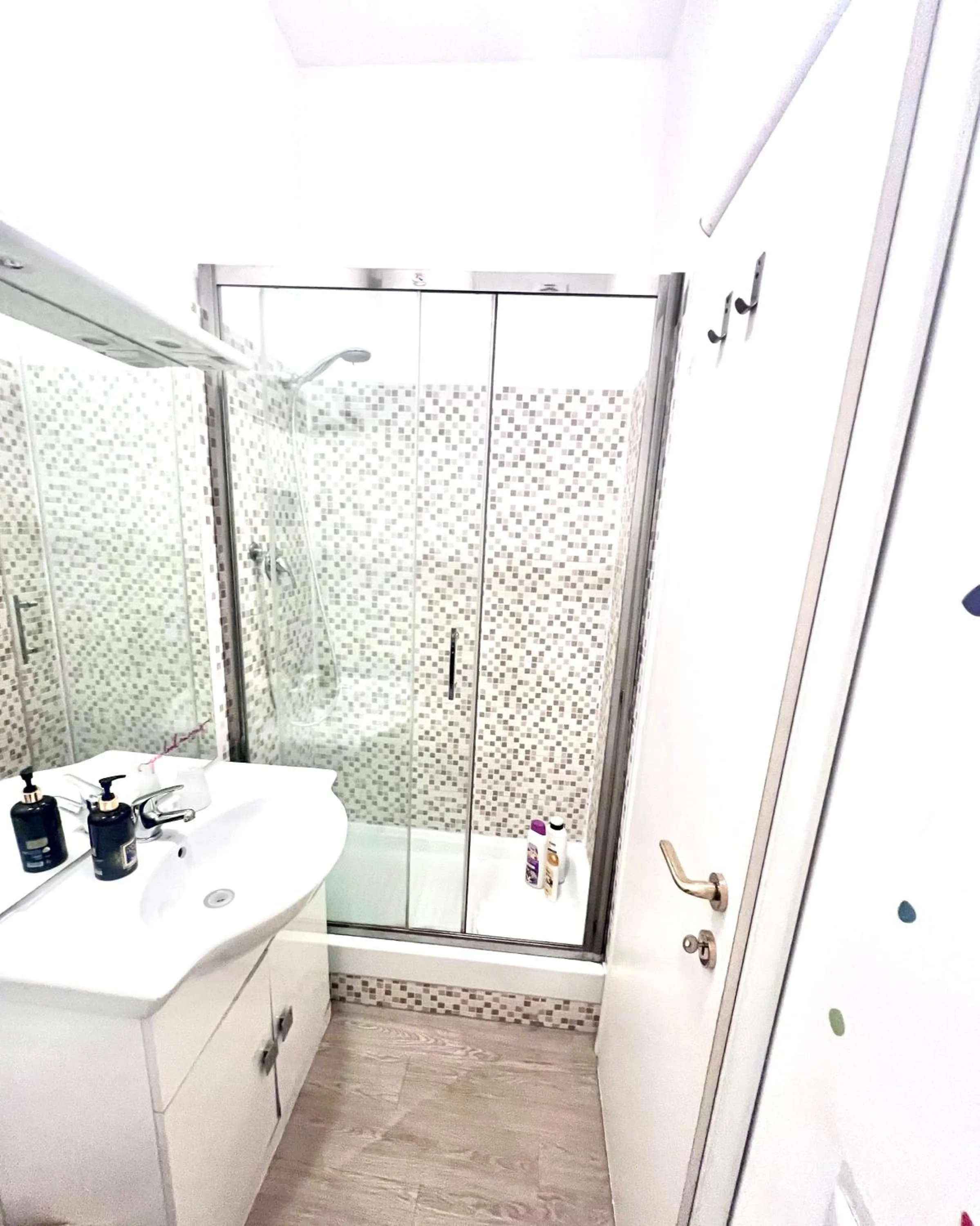 Shower in Mia House Roma