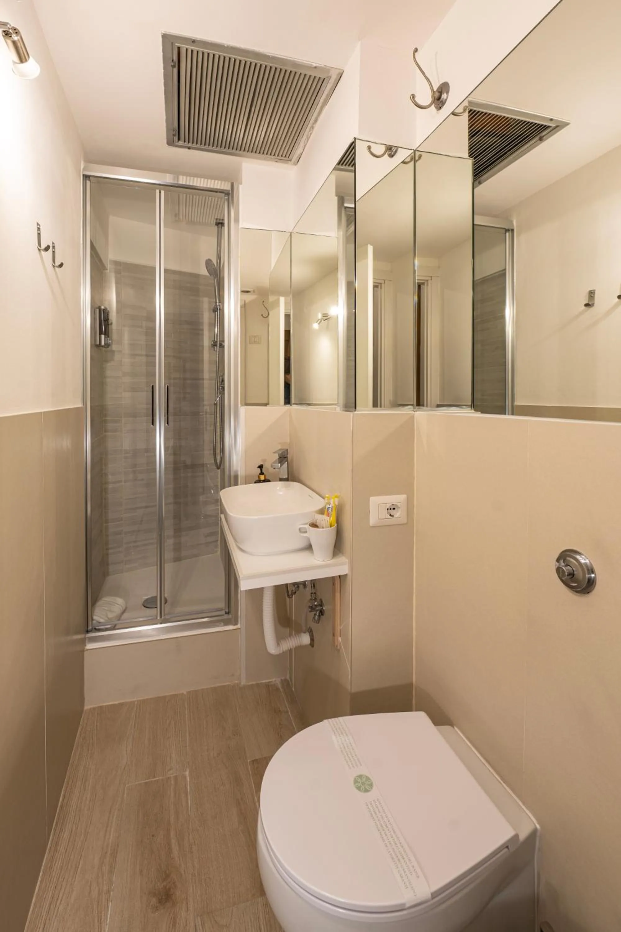 Shower in Mia House Roma