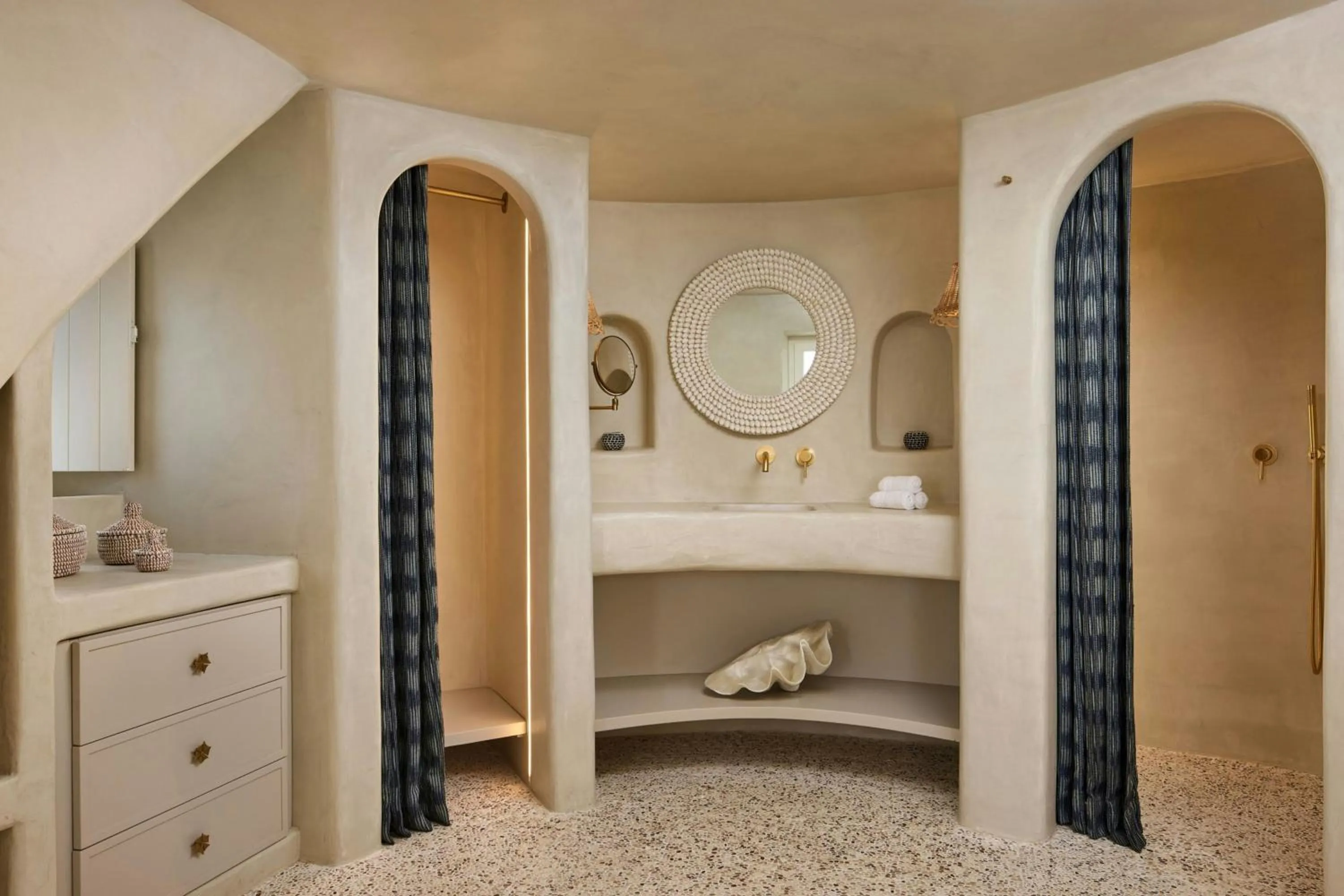Bathroom, Bed in Santa Marina, A Luxury Collection Resort, Mykonos